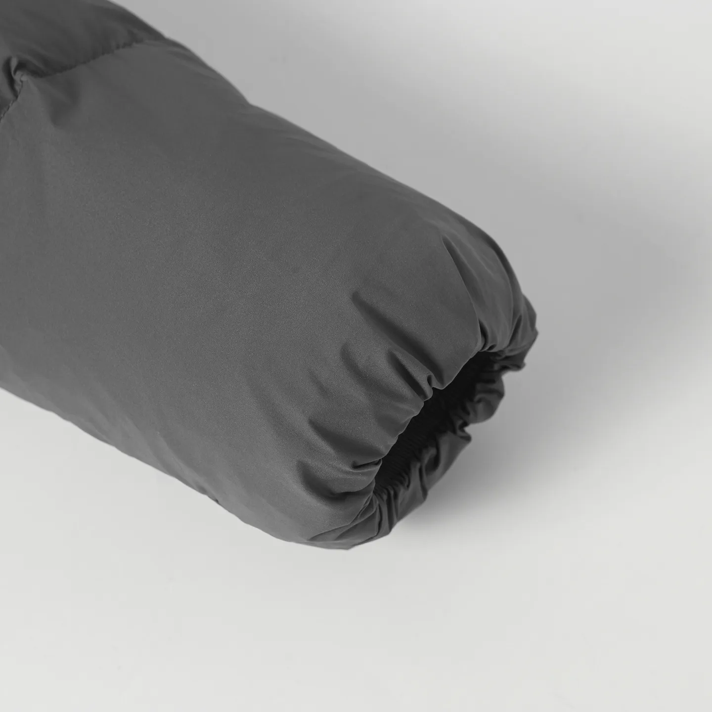 The design of the P860 Moncler Fusain short down jacket is inspired by the thrilling racing sports, echoing the three-dimensional tailoring and dynamic structure of the racing driver's uniform. Diamond quilting is used to build a thermal barrier, and the lightweight fabric is full of fluffy warmth. The silhouette is neat and not bulky, and the hooded design adds casualness. It is made of quilted nylon fabric, which has excellent warmth and protection. It is not only a textured armor to resist the cold wind when commuting, but also a fashion tool to create a minimalist and high-end feel when going out. In the cold winter, you can achieve the dual elegance of temperature and style with a piece of down. The short design features reflective zippers for a modern look. Code number: 12345 Color: black, gray