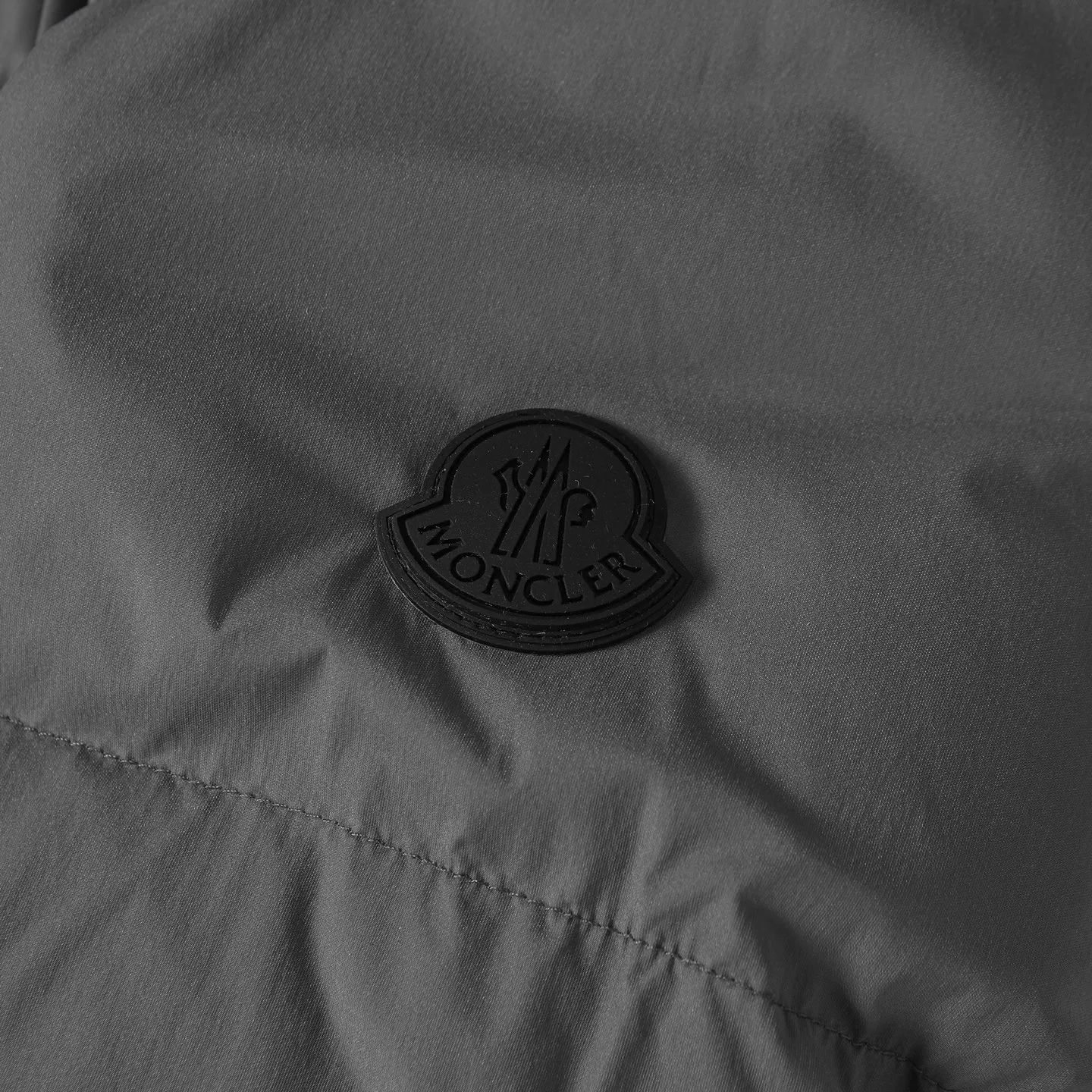 The design of the P860 Moncler Fusain short down jacket is inspired by the thrilling racing sports, echoing the three-dimensional tailoring and dynamic structure of the racing driver's uniform. Diamond quilting is used to build a thermal barrier, and the lightweight fabric is full of fluffy warmth. The silhouette is neat and not bulky, and the hooded design adds casualness. It is made of quilted nylon fabric, which has excellent warmth and protection. It is not only a textured armor to resist the cold wind when commuting, but also a fashion tool to create a minimalist and high-end feel when going out. In the cold winter, you can achieve the dual elegance of temperature and style with a piece of down. The short design features reflective zippers for a modern look. Code number: 12345 Color: black, gray