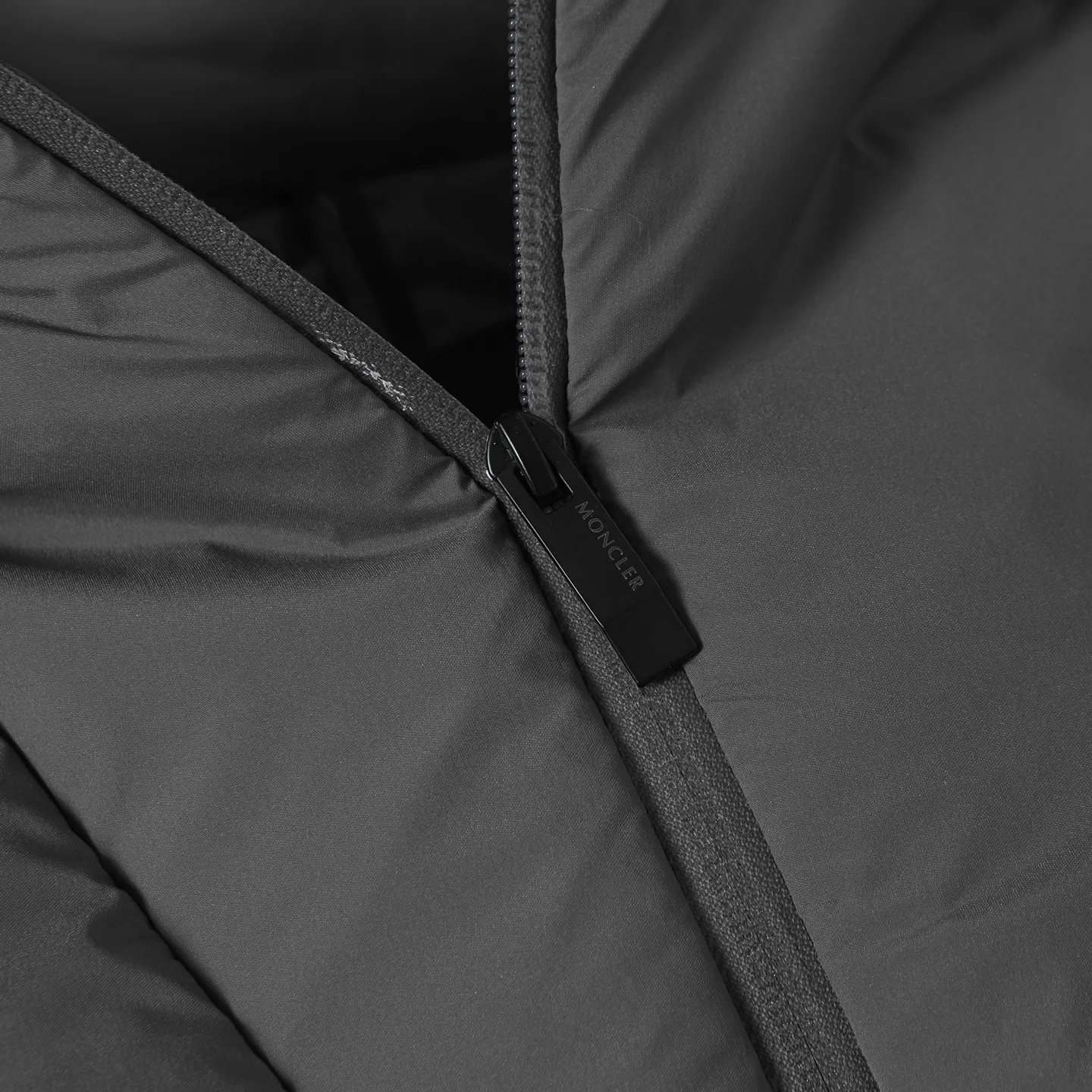 The design of the P860 Moncler Fusain short down jacket is inspired by the thrilling racing sports, echoing the three-dimensional tailoring and dynamic structure of the racing driver's uniform. Diamond quilting is used to build a thermal barrier, and the lightweight fabric is full of fluffy warmth. The silhouette is neat and not bulky, and the hooded design adds casualness. It is made of quilted nylon fabric, which has excellent warmth and protection. It is not only a textured armor to resist the cold wind when commuting, but also a fashion tool to create a minimalist and high-end feel when going out. In the cold winter, you can achieve the dual elegance of temperature and style with a piece of down. The short design features reflective zippers for a modern look. Code number: 12345 Color: black, gray