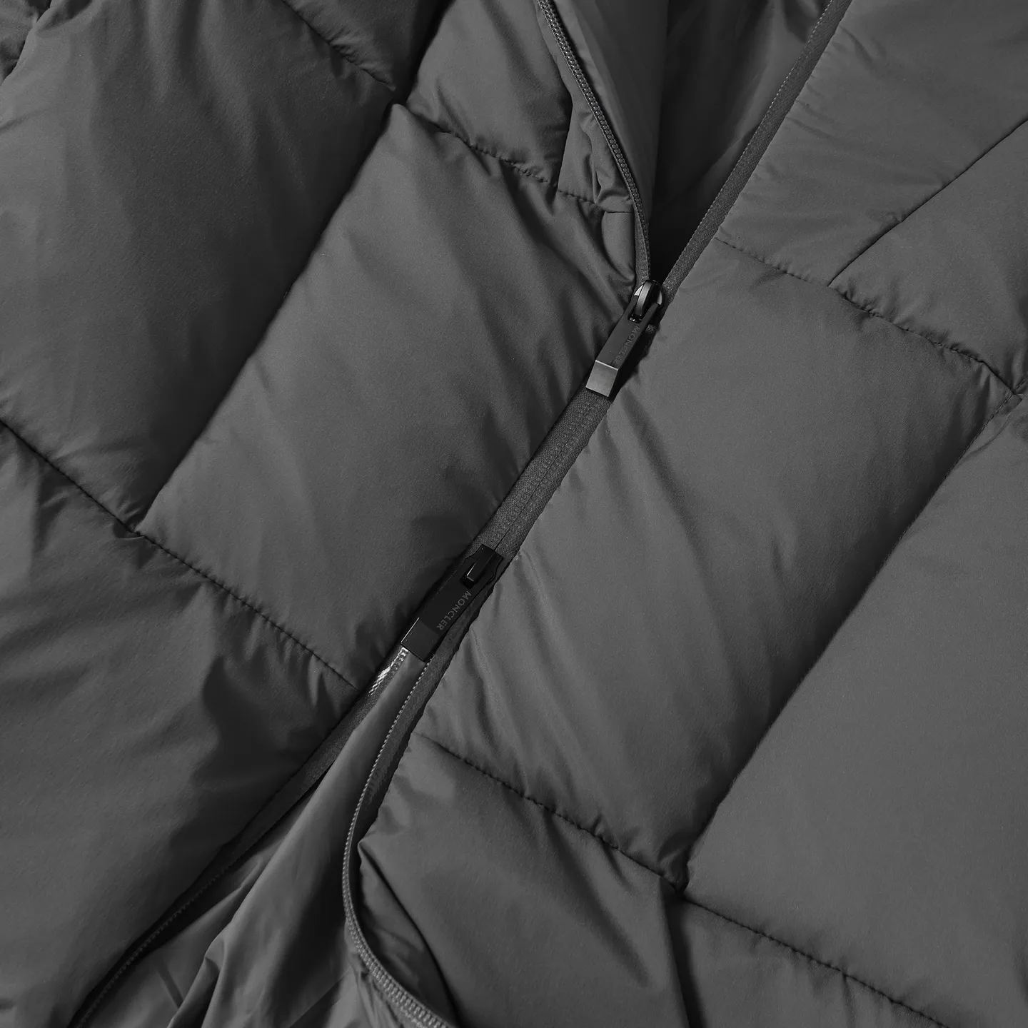 The design of the P860 Moncler Fusain short down jacket is inspired by the thrilling racing sports, echoing the three-dimensional tailoring and dynamic structure of the racing driver's uniform. Diamond quilting is used to build a thermal barrier, and the lightweight fabric is full of fluffy warmth. The silhouette is neat and not bulky, and the hooded design adds casualness. It is made of quilted nylon fabric, which has excellent warmth and protection. It is not only a textured armor to resist the cold wind when commuting, but also a fashion tool to create a minimalist and high-end feel when going out. In the cold winter, you can achieve the dual elegance of temperature and style with a piece of down. The short design features reflective zippers for a modern look. Code number: 12345 Color: black, gray