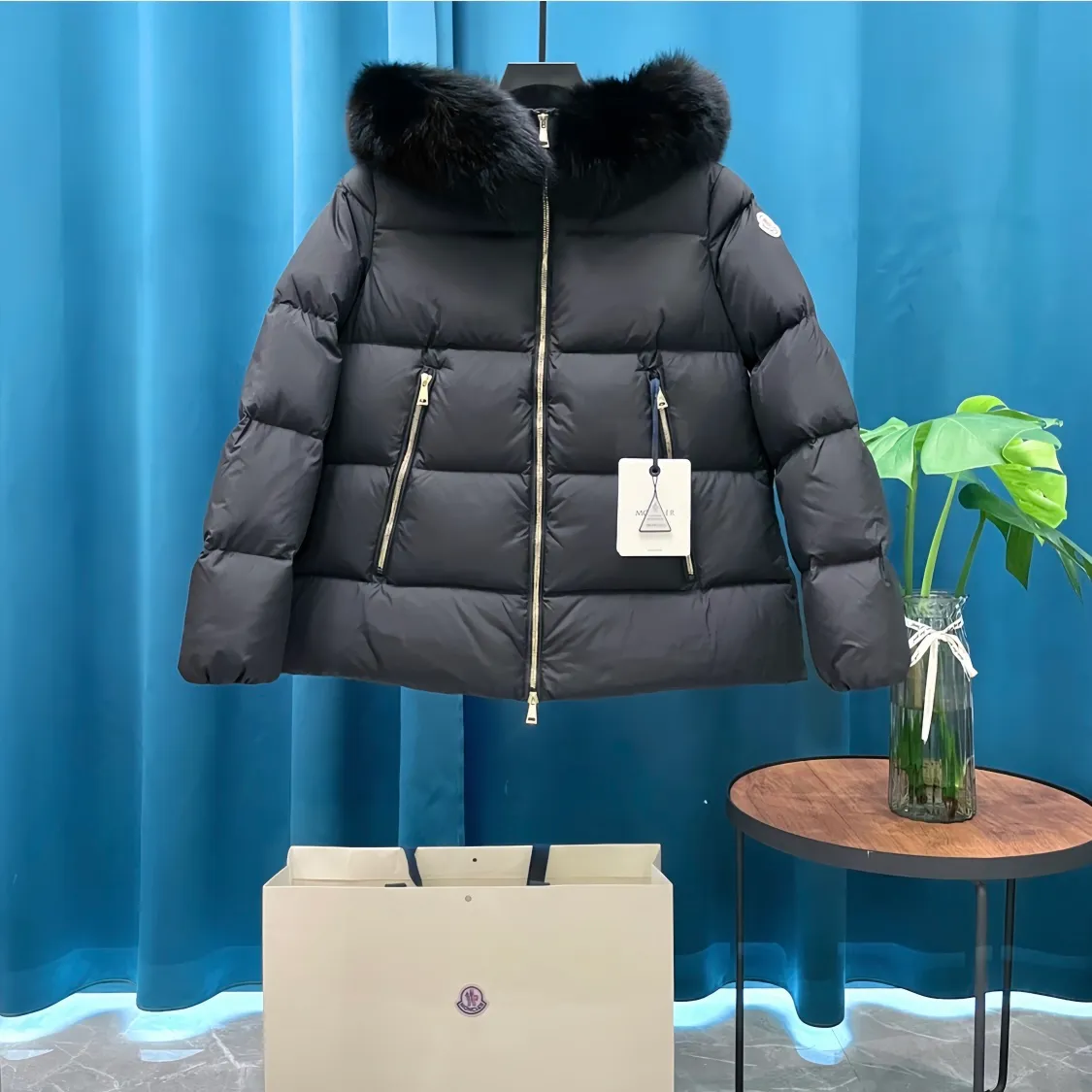 P1080 Moncler➡️New 🦢Goose Down Hooded Down Jacket Women's MONCLER Moncler Explosive Street New Product Design Fashionable and Versatile Comfortable Breathable Mouth Down Jacket~Supports NFC chip sensor. Available simultaneously on the official website! This down jacket has a great sense of design and looks. You can buy it directly due to quality control. It’s a high-end product that you can’t go wrong with! Simple and elegant design ~ and engraved with 1ogo letters ~ the overall design makes this dress unique! It is made of imported technical fabrics and is filled with 90% white goose down. The texture and shape of the fabric are exquisite. You can feel its strong aura through the detailed pictures. It also has superior handsomeness and thermal insulation performance. It can be easily worn in various occasions! With polythermal insulation, you don’t have to worry about a little chill! The placket adopts a zipper design, which is both fashionable and functional. It not only highlights the shape but also keeps warm. The design makes the whole style more luxurious!
