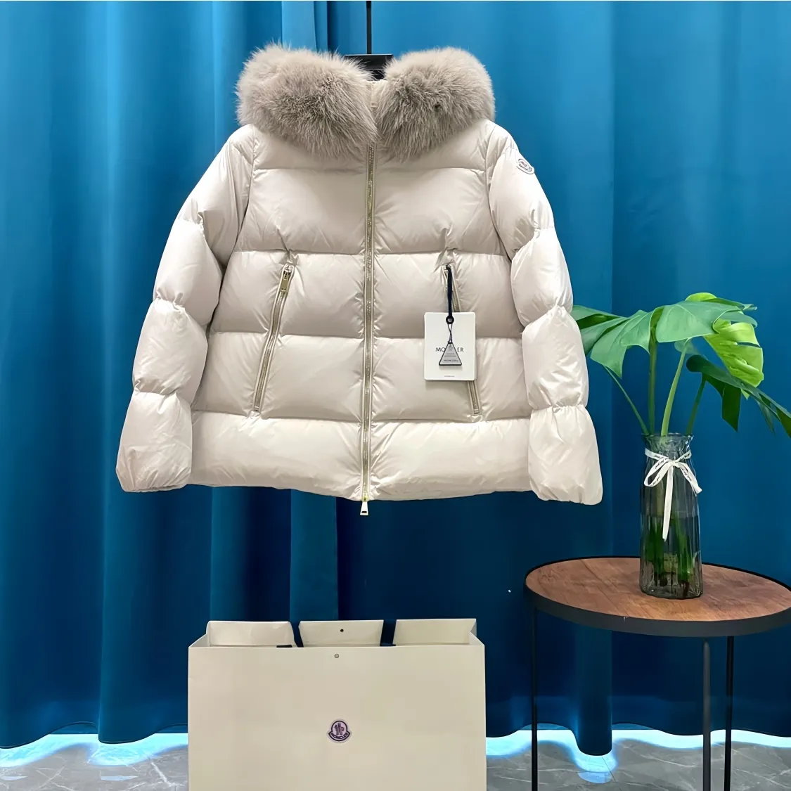 P1080 Moncler➡️New 🦢Goose Down Hooded Down Jacket Women's MONCLER Moncler Explosive Street New Product Design Fashionable and Versatile Comfortable Breathable Mouth Down Jacket~Supports NFC chip sensor. Available simultaneously on the official website! This down jacket has a great sense of design and looks. You can buy it directly due to quality control. It’s a high-end product that you can’t go wrong with! Simple and elegant design ~ and engraved with 1ogo letters ~ the overall design makes this dress unique! It is made of imported technical fabrics and is filled with 90% white goose down. The texture and shape of the fabric are exquisite. You can feel its strong aura through the detailed pictures. It also has superior handsomeness and thermal insulation performance. It can be easily worn in various occasions! With polythermal insulation, you don’t have to worry about a little chill! The placket adopts a zipper design, which is both fashionable and functional. It not only highlights the shape but also keeps warm. The design makes the whole style more luxurious!