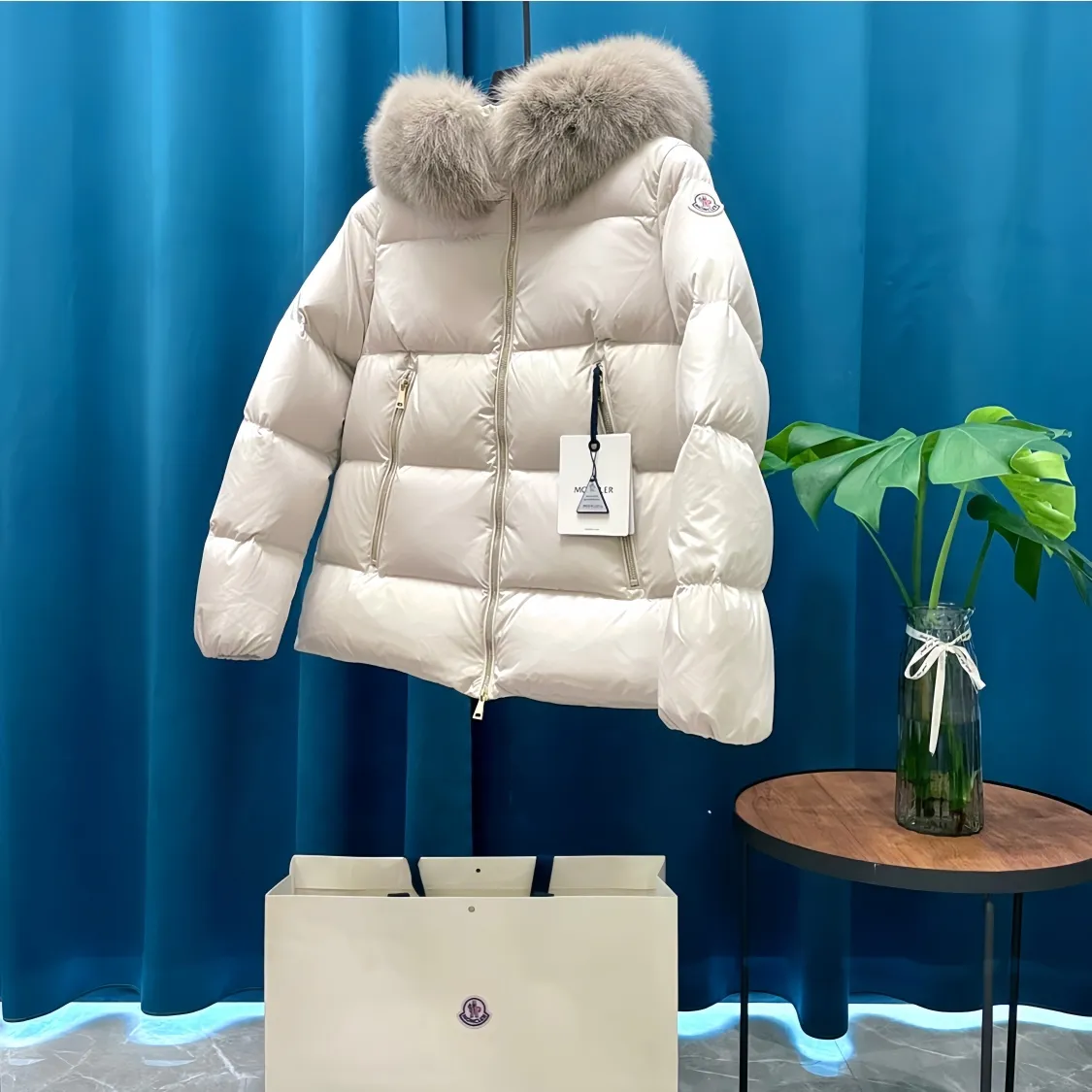 P1080 Moncler➡️New 🦢Goose Down Hooded Down Jacket Women's MONCLER Moncler Explosive Street New Product Design Fashionable and Versatile Comfortable Breathable Mouth Down Jacket~Supports NFC chip sensor. Available simultaneously on the official website! This down jacket has a great sense of design and looks. You can buy it directly due to quality control. It’s a high-end product that you can’t go wrong with! Simple and elegant design ~ and engraved with 1ogo letters ~ the overall design makes this dress unique! It is made of imported technical fabrics and is filled with 90% white goose down. The texture and shape of the fabric are exquisite. You can feel its strong aura through the detailed pictures. It also has superior handsomeness and thermal insulation performance. It can be easily worn in various occasions! With polythermal insulation, you don’t have to worry about a little chill! The placket adopts a zipper design, which is both fashionable and functional. It not only highlights the shape but also keeps warm. The design makes the whole style more luxurious!