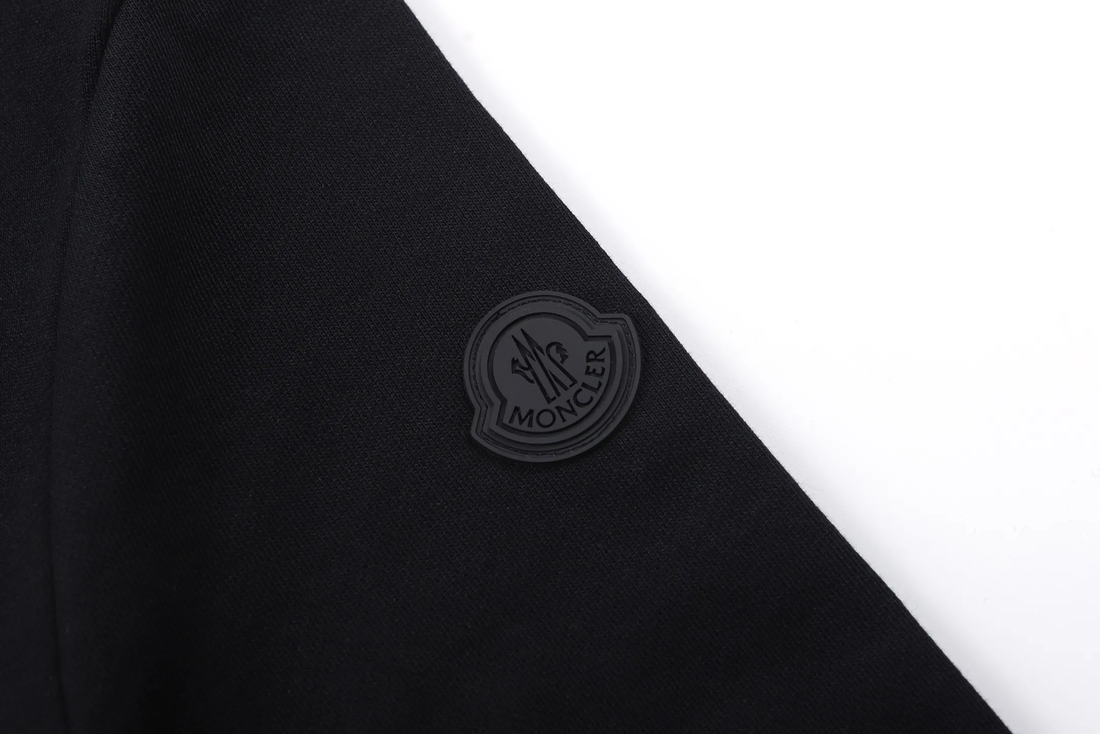 P330 MONCLER round neck pullover printed casual long-sleeved sweatshirt ●Authentic product purchased and developed by 3926 ●320g double-ply combed cotton sweatshirt material ●2*2 cotton luxury rib ●Fabric fermentation wash ●Digital direct printing ●Customized 1:1 chapter ●Customized 1:1 trademark ●Fit version ●Size: S M L XL ●Style number: 2002/2B#40
