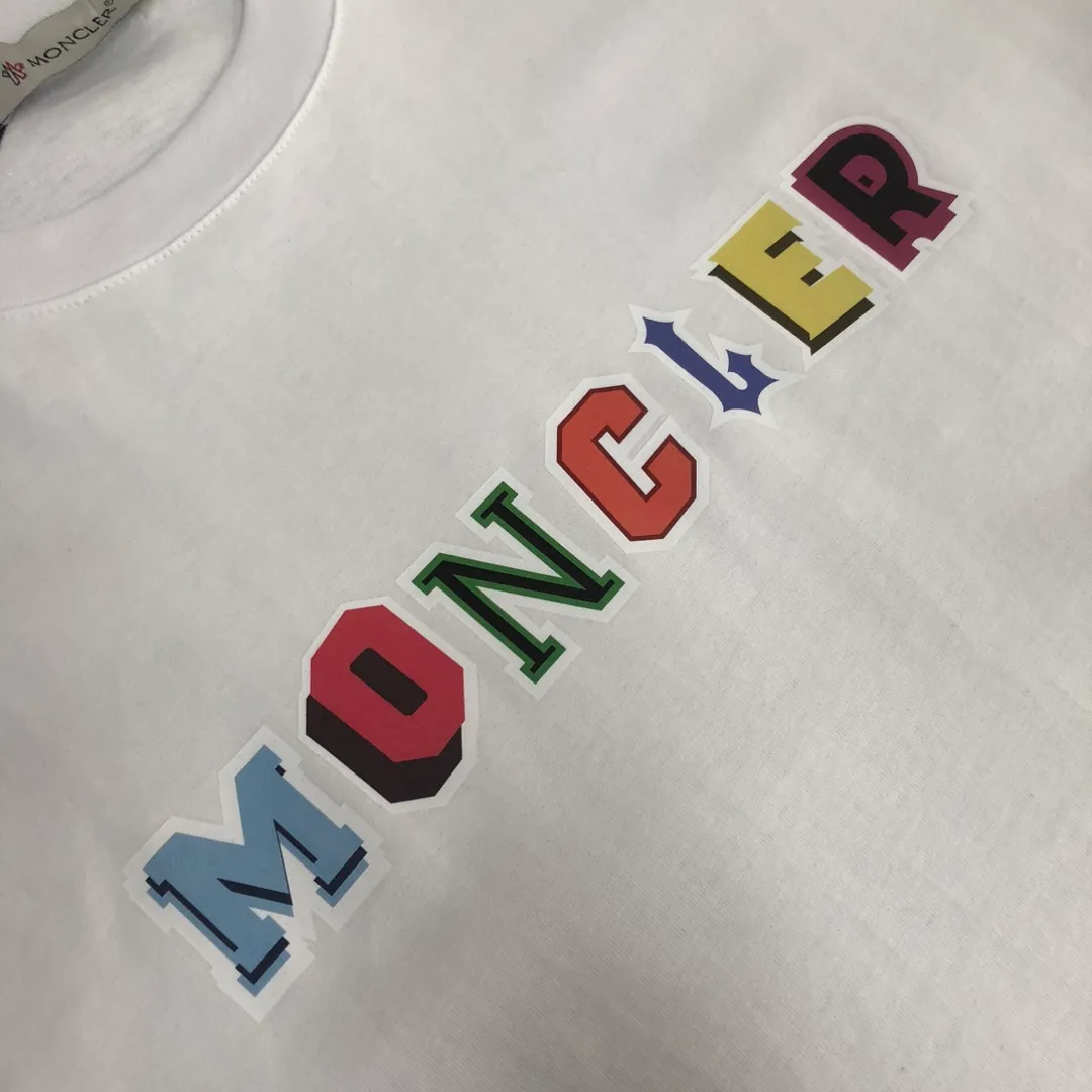 P160 MONCLER 25 The latest short-sleeved T-shirt for couples ~ Featured brand contrasting letter print ~ The fabric upper body is comfortable and breathable, not stiff, slim cut, made of high-end custom-made pure cotton fabric! The upper body is comfortable and stylish, and it can be worn alone as an inner layer. It is a must-have for fashionistas! ! ! Color: Black White Sky Blue Orange Size: S M L XL (Loose fit! Please state your height and weight when placing an order)