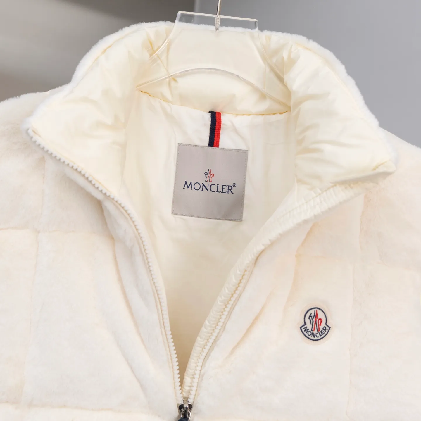 P580 2025 autumn and winter new style🆕The top purchasing version of down jacket MONCLER velvet down vest for winter wear🍼MONCLER velvet down vest My favorite item this winter is this MONCLER off-white velvet down vest! The off-white color is super gentle, and the upper body is like a little fairy with milky eyes in winter🧚‍♀️ The velvet fabric is full of high-end, soft and smooth to the touch, and has a slight luster in the sun✨ It is light and warm, not bulky, and the down filling is of excellent quality, easily resisting the cold~ When paired with it, whether it is a simple sweater and jeans, or layered on top of a sweater, you can easily achieve a sense of fashion and become fashionable in seconds! No matter what you shoot, it’s great📷
