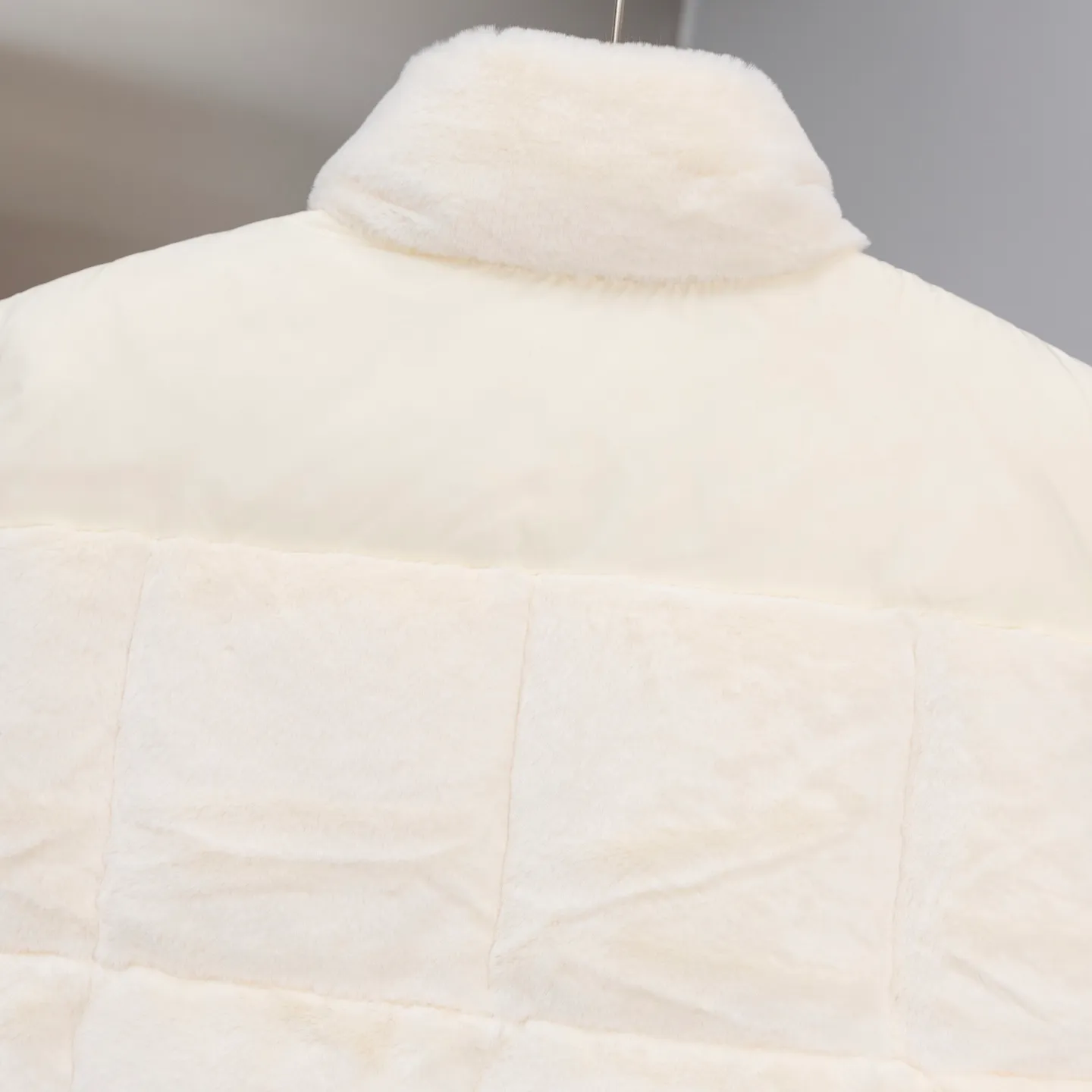 P580 2025 autumn and winter new style🆕The top purchasing version of down jacket MONCLER velvet down vest for winter wear🍼MONCLER velvet down vest My favorite item this winter is this MONCLER off-white velvet down vest! The off-white color is super gentle, and the upper body is like a little fairy with milky eyes in winter🧚‍♀️ The velvet fabric is full of high-end, soft and smooth to the touch, and has a slight luster in the sun✨ It is light and warm, not bulky, and the down filling is of excellent quality, easily resisting the cold~ When paired with it, whether it is a simple sweater and jeans, or layered on top of a sweater, you can easily achieve a sense of fashion and become fashionable in seconds! No matter what you shoot, it’s great📷