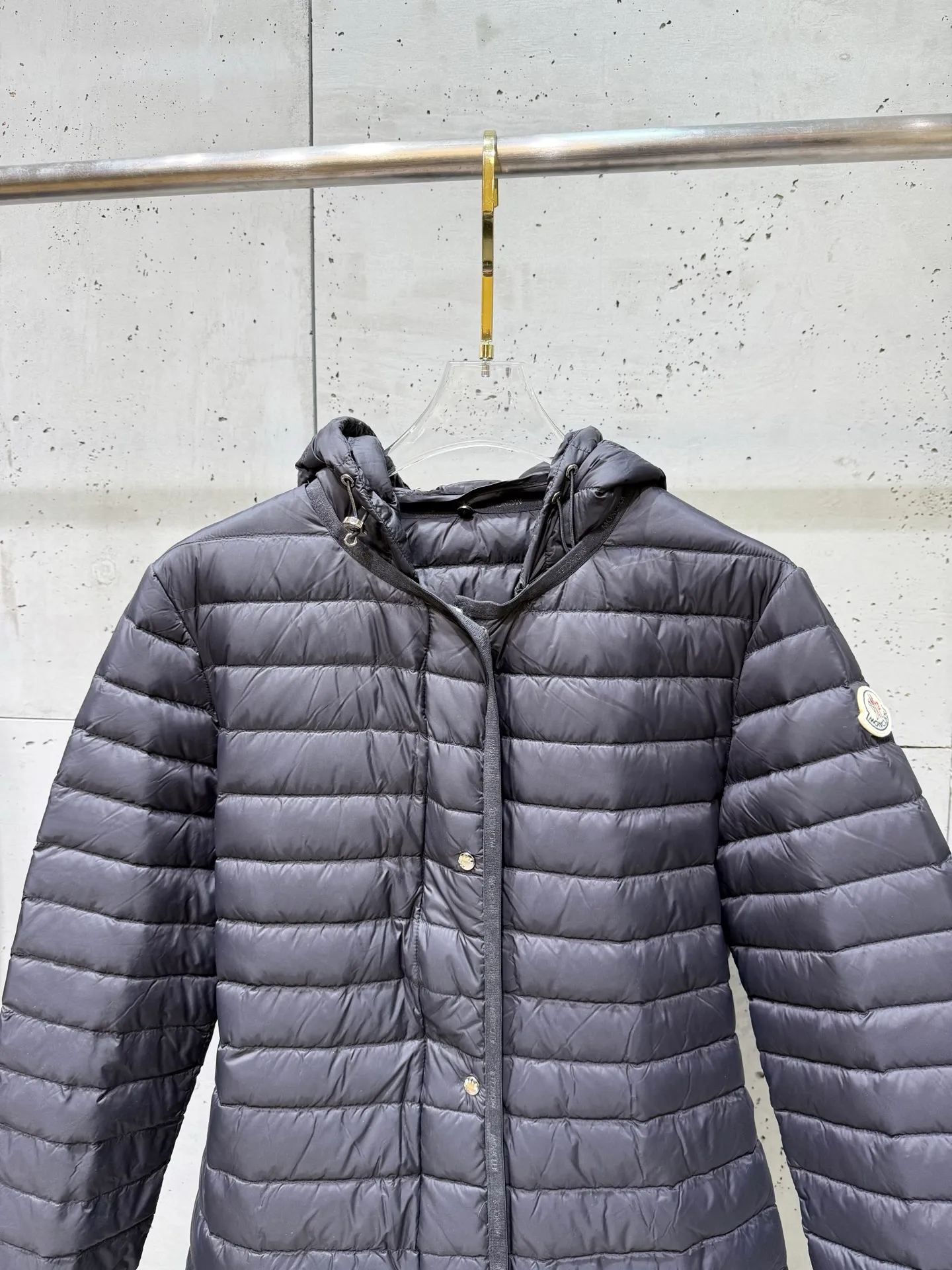 P840 long moncler special down jacket. The latest style of waisted hooded lightweight long down jacket in autumn and winter🖤Customized and developed hardware accessories. All details are fully processed. The waist is perfect and the upper body effect is great. A must-have for goddesses. Versatile, fashionable and handsome. National standard 90 white goose down filling. The texture of memory silk fabric is upright and stylish. It is warm and avoids bloat. All three standards are complete. Size: 01234