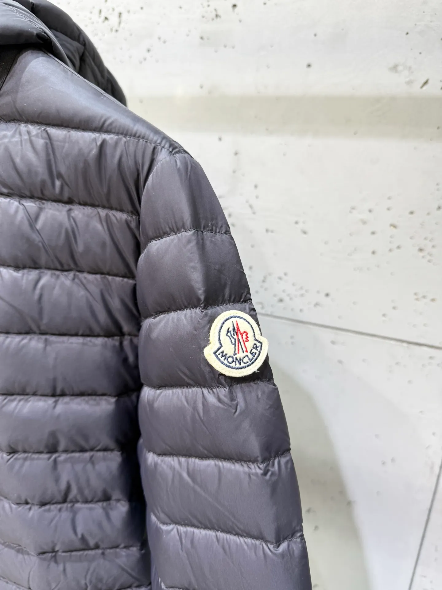 P840 long moncler special down jacket. The latest style of waisted hooded lightweight long down jacket in autumn and winter🖤Customized and developed hardware accessories. All details are fully processed. The waist is perfect and the upper body effect is great. A must-have for goddesses. Versatile, fashionable and handsome. National standard 90 white goose down filling. The texture of memory silk fabric is upright and stylish. It is warm and avoids bloat. All three standards are complete. Size: 01234