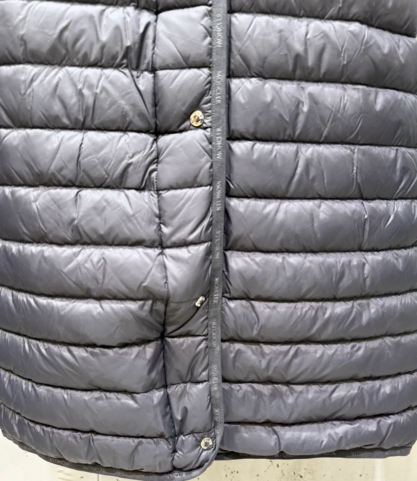 P840 long moncler special down jacket. The latest style of waisted hooded lightweight long down jacket in autumn and winter🖤Customized and developed hardware accessories. All details are fully processed. The waist is perfect and the upper body effect is great. A must-have for goddesses. Versatile, fashionable and handsome. National standard 90 white goose down filling. The texture of memory silk fabric is upright and stylish. It is warm and avoids bloat. All three standards are complete. Size: 01234