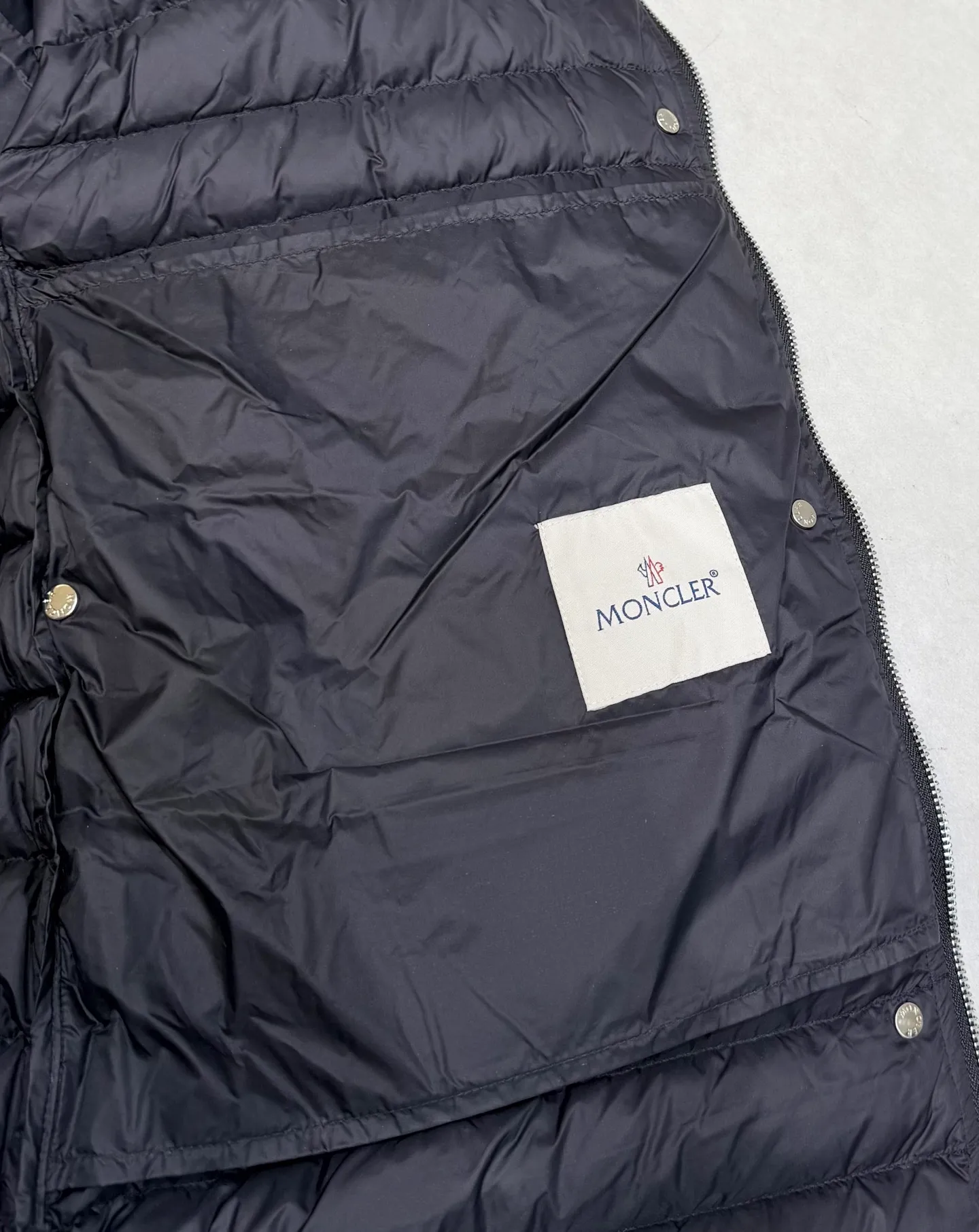 P840 long moncler special down jacket. The latest style of waisted hooded lightweight long down jacket in autumn and winter🖤Customized and developed hardware accessories. All details are fully processed. The waist is perfect and the upper body effect is great. A must-have for goddesses. Versatile, fashionable and handsome. National standard 90 white goose down filling. The texture of memory silk fabric is upright and stylish. It is warm and avoids bloat. All three standards are complete. Size: 01234