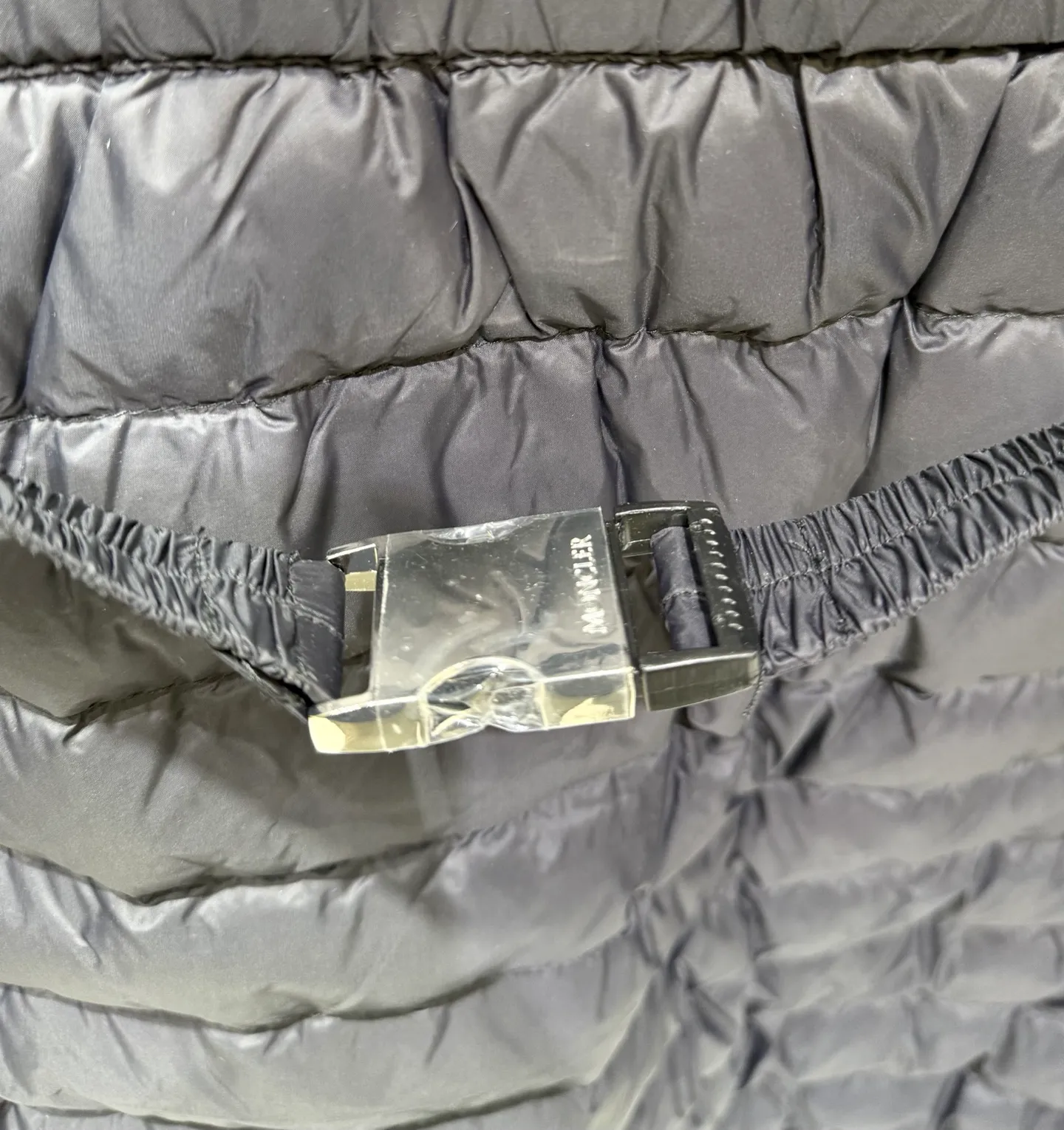 P840 long moncler special down jacket. The latest style of waisted hooded lightweight long down jacket in autumn and winter🖤Customized and developed hardware accessories. All details are fully processed. The waist is perfect and the upper body effect is great. A must-have for goddesses. Versatile, fashionable and handsome. National standard 90 white goose down filling. The texture of memory silk fabric is upright and stylish. It is warm and avoids bloat. All three standards are complete. Size: 01234