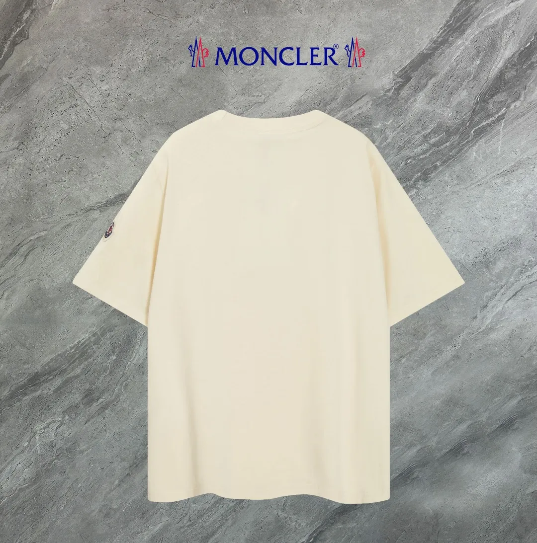 P140 💰Upgraded version "Mobile phone smart sensor ~ NFC chip armband ~ direct access to the official website for anti-counterfeiting" "Moncler ~ Mouth Mouth" 2025 new high-quality round neck short-sleeved T-shirt. The cuffs have imported embroidered labels. Customized dyeing, very comfortable to touch. Super versatile and good-looking short-sleeved. Complete with three labels. Non-market ordinary version. Feel free to compare. Quality is absolutely guaranteed! ‼ First of all, this original fabric is all custom-woven with 32-count double yarn fabric, 250G, and the weight is the same‼ Fine workmanship, double waistcoat method, double waistcoat method, double waistcoat method makes the whole dress more three-dimensional, which is not a craft that ordinary T-shirts can achieve🤪 Size: S-M-L-XL-2XL Color: black, white, apricot, same style for men and women