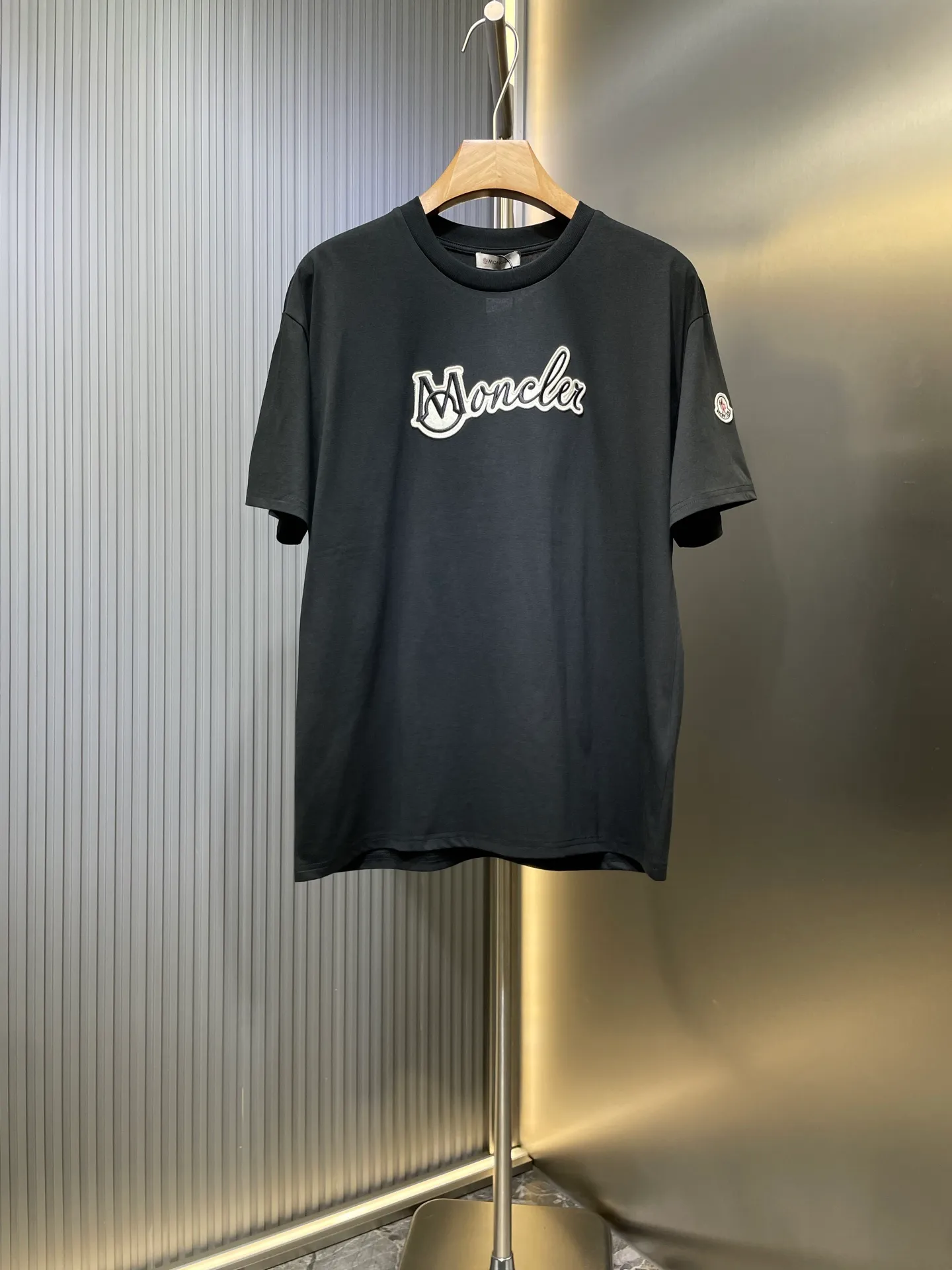 P260 MONCLER 🌟[Top original order] Mongolian embroidered seal logo short-sleeved fabric: Made of 20-count plain weave fabric, the fabric weighs 220 grams, and the fabric is washed to fix the pattern and color. The thread is matched with 1*1 double yarn thread 260 grams. Accessories: The embroidered chapters are completely embroidered using imported machines, and the size and color of each chapter are consistent with the original. This T-shirt features logo embroidery, emphasizing the collegiate feel of the collection. Designed for a relaxed fit with short sleeves and a crew neck, it's made from soft cotton jersey. It is recommended to choose a size smaller. Made of GOTS certified cotton jersey Round neck, short sleeves Embossed and embroidered logo patch size: s m l