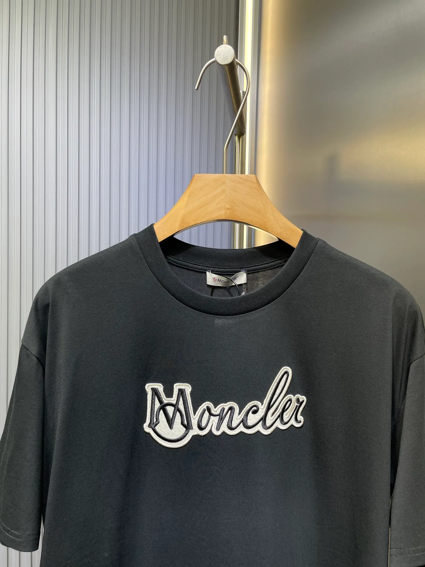 P260 MONCLER 🌟[Top original order] Mongolian embroidered seal logo short-sleeved fabric: Made of 20-count plain weave fabric, the fabric weighs 220 grams, and the fabric is washed to fix the pattern and color. The thread is matched with 1*1 double yarn thread 260 grams. Accessories: The embroidered chapters are completely embroidered using imported machines, and the size and color of each chapter are consistent with the original. This T-shirt features logo embroidery, emphasizing the collegiate feel of the collection. Designed for a relaxed fit with short sleeves and a crew neck, it's made from soft cotton jersey. It is recommended to choose a size smaller. Made of GOTS certified cotton jersey Round neck, short sleeves Embossed and embroidered logo patch size: s m l