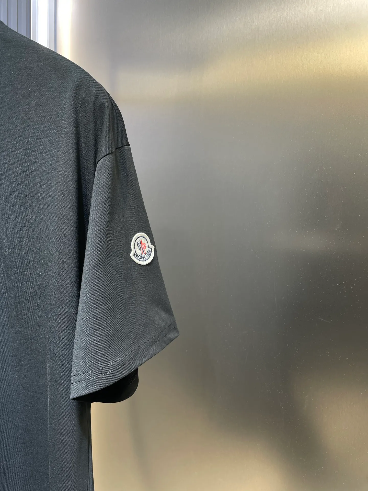 P260 MONCLER 🌟[Top original order] Mongolian embroidered seal logo short-sleeved fabric: Made of 20-count plain weave fabric, the fabric weighs 220 grams, and the fabric is washed to fix the pattern and color. The thread is matched with 1*1 double yarn thread 260 grams. Accessories: The embroidered chapters are completely embroidered using imported machines, and the size and color of each chapter are consistent with the original. This T-shirt features logo embroidery, emphasizing the collegiate feel of the collection. Designed for a relaxed fit with short sleeves and a crew neck, it's made from soft cotton jersey. It is recommended to choose a size smaller. Made of GOTS certified cotton jersey Round neck, short sleeves Embossed and embroidered logo patch size: s m l