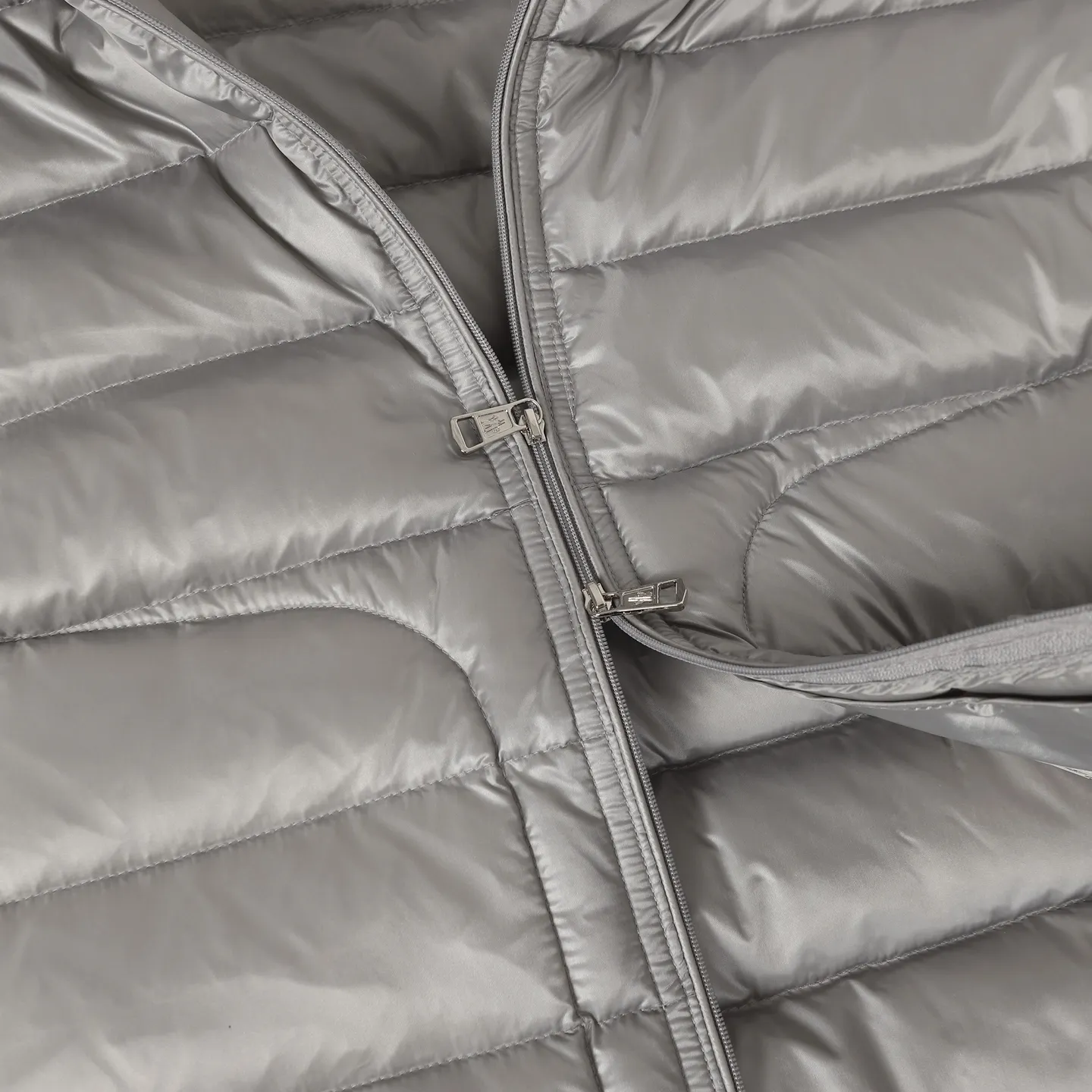 P700 Moncler/Meng Mouth Acorus Stand Collar Men's Classic Light Down Jacket Moncer/Meng Mouth # Acorus Stand Collar Men's Classic Light Down Jacket ➖ National standard 98 pure white duck down, 100% of the highest quality on the market, never misleading like goose down! ➖ 15D nylon fabric/lining is of the highest standard, never velvet! ➖ The original Velcro is durable, and the accessories and hardware are all custom-made from the original factory, 100% restoring the replica quality! ➖ Mengkou has been focusing on production for 10 years. The perfect combination of every link ensures the smoothness of each piece of clothing. It is the Rolls-Royce of down jackets!  ⛔No need for too much copywriting, focus and professionalism! Color: black/grey Size: 1/2/3/4/5