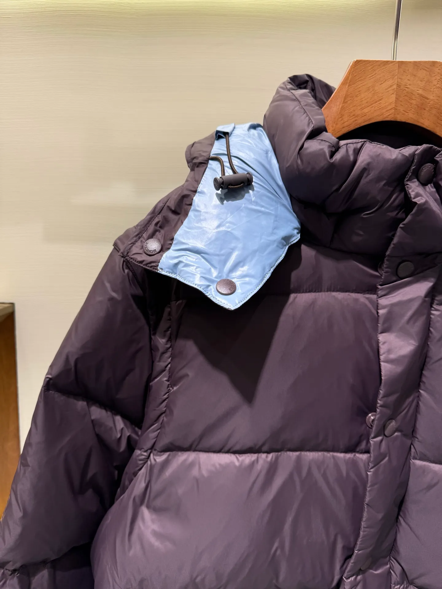 P1340 Moncler Cyclone Men's 2-in-1 Down Jacket The Cyclone down jacket uses a modern approach to interpret the classic silhouette of the 1980s, with a new simple version design. This short down jacket is made from nylon and features easily removable sleeves, allowing you to convert the jacket into a vest. A removable hood and contrast lining complete the design.  Fabric: Made of nylon fabric, lined with Nylon laqué and filled with down, 100% nylon, filling: 95 white duck down, filling capacity of about 300g (washed standard goose down), please order the goose down version if you need it. Craftsmanship: detachable hood and sleeves, zipper and snap button closure, zipper pocket, elastic cuffs, elastic drawstring hem, supports NFC chip sensing, size: 1 2 3 4 5, color: dark blue, dark brown 0556080