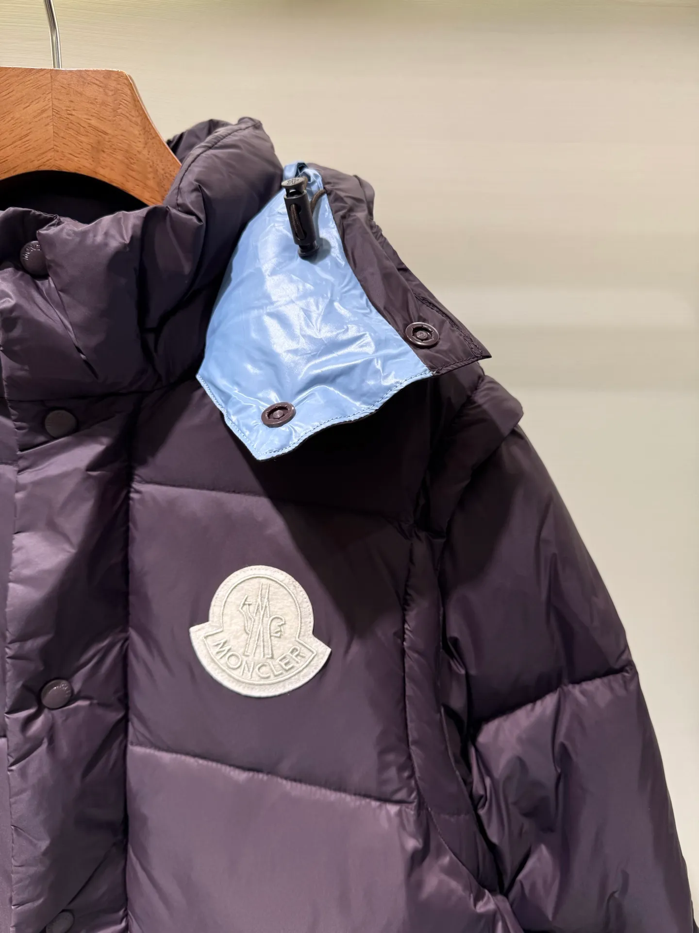 P1340 Moncler Cyclone Men's 2-in-1 Down Jacket The Cyclone down jacket uses a modern approach to interpret the classic silhouette of the 1980s, with a new simple version design. This short down jacket is made from nylon and features easily removable sleeves, allowing you to convert the jacket into a vest. A removable hood and contrast lining complete the design.  Fabric: Made of nylon fabric, lined with Nylon laqué and filled with down, 100% nylon, filling: 95 white duck down, filling capacity of about 300g (washed standard goose down), please order the goose down version if you need it. Craftsmanship: detachable hood and sleeves, zipper and snap button closure, zipper pocket, elastic cuffs, elastic drawstring hem, supports NFC chip sensing, size: 1 2 3 4 5, color: dark blue, dark brown 0556080
