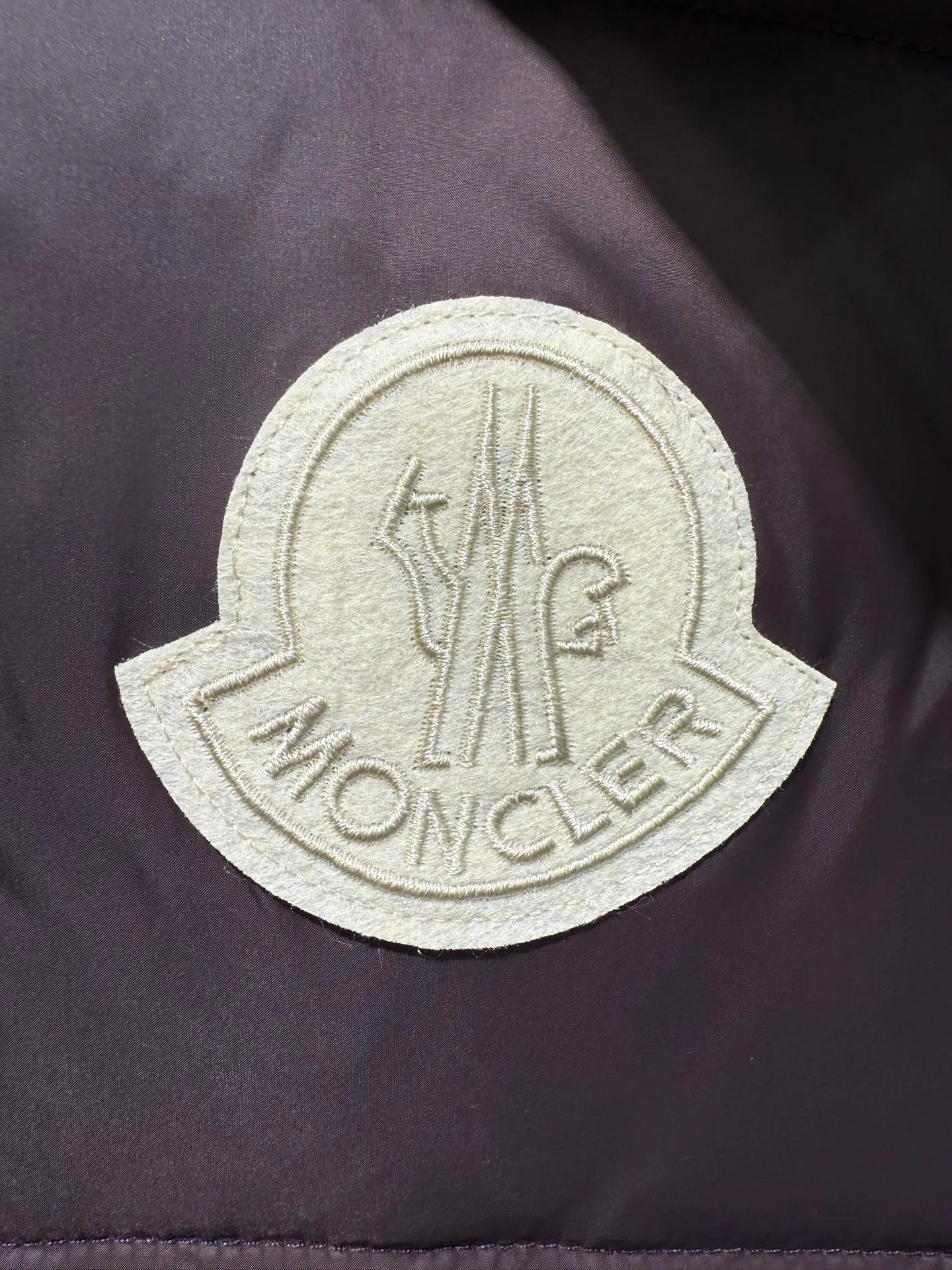 P1340 Moncler Cyclone Men's 2-in-1 Down Jacket The Cyclone down jacket uses a modern approach to interpret the classic silhouette of the 1980s, with a new simple version design. This short down jacket is made from nylon and features easily removable sleeves, allowing you to convert the jacket into a vest. A removable hood and contrast lining complete the design.  Fabric: Made of nylon fabric, lined with Nylon laqué and filled with down, 100% nylon, filling: 95 white duck down, filling capacity of about 300g (washed standard goose down), please order the goose down version if you need it. Craftsmanship: detachable hood and sleeves, zipper and snap button closure, zipper pocket, elastic cuffs, elastic drawstring hem, supports NFC chip sensing, size: 1 2 3 4 5, color: dark blue, dark brown 0556080