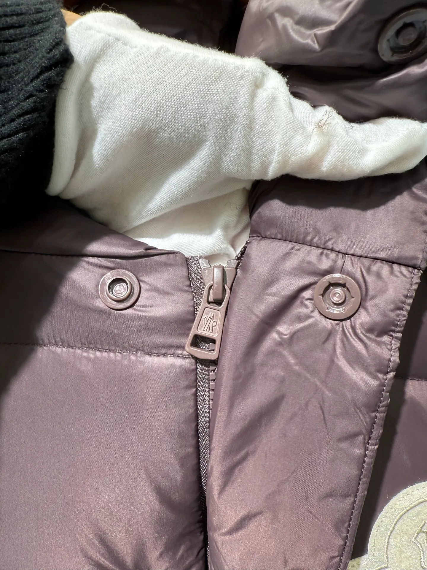 P1340 Moncler Cyclone Men's 2-in-1 Down Jacket The Cyclone down jacket uses a modern approach to interpret the classic silhouette of the 1980s, with a new simple version design. This short down jacket is made from nylon and features easily removable sleeves, allowing you to convert the jacket into a vest. A removable hood and contrast lining complete the design.  Fabric: Made of nylon fabric, lined with Nylon laqué and filled with down, 100% nylon, filling: 95 white duck down, filling capacity of about 300g (washed standard goose down), please order the goose down version if you need it. Craftsmanship: detachable hood and sleeves, zipper and snap button closure, zipper pocket, elastic cuffs, elastic drawstring hem, supports NFC chip sensing, size: 1 2 3 4 5, color: dark blue, dark brown 0556080