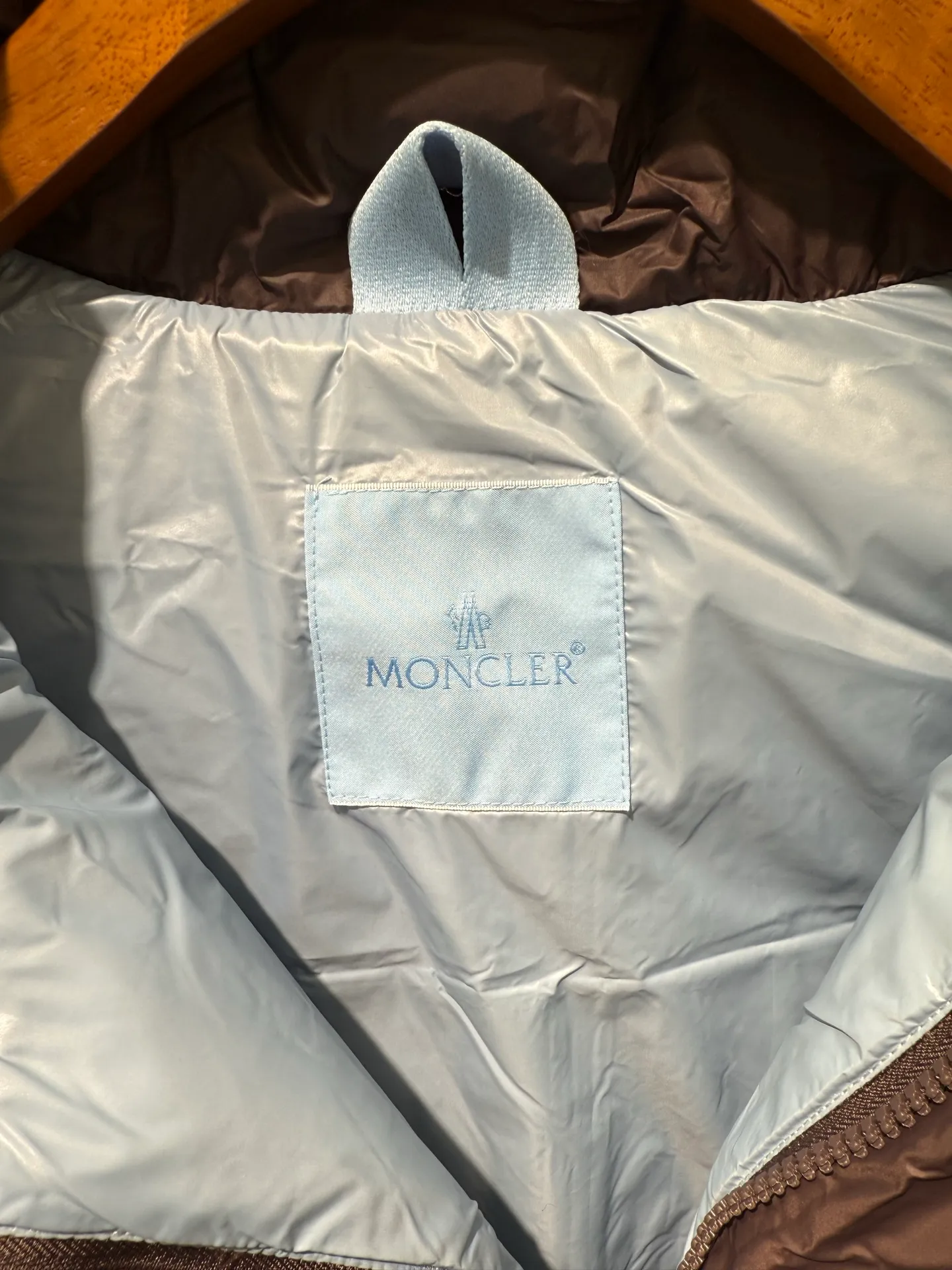 P1340 Moncler Cyclone Men's 2-in-1 Down Jacket The Cyclone down jacket uses a modern approach to interpret the classic silhouette of the 1980s, with a new simple version design. This short down jacket is made from nylon and features easily removable sleeves, allowing you to convert the jacket into a vest. A removable hood and contrast lining complete the design.  Fabric: Made of nylon fabric, lined with Nylon laqué and filled with down, 100% nylon, filling: 95 white duck down, filling capacity of about 300g (washed standard goose down), please order the goose down version if you need it. Craftsmanship: detachable hood and sleeves, zipper and snap button closure, zipper pocket, elastic cuffs, elastic drawstring hem, supports NFC chip sensing, size: 1 2 3 4 5, color: dark blue, dark brown 0556080
