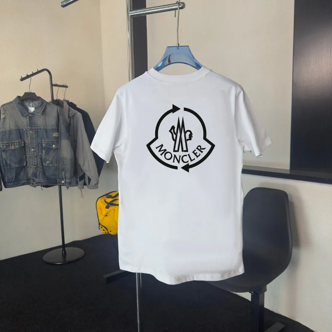 P140 Upgraded version "Mobile phone smart sensor ~ NFC chip armband ~ Direct access to the official website for anti-counterfeiting" "Moncler ~ Mouth Mouth" 2025 new high-quality round neck short-sleeved T-shirt. The cuffs have imported embroidered labels. Customized dyeing, very comfortable to touch. Super versatile and good-looking short-sleeved. Complete with three labels. Non-market ordinary version. Feel free to compare. Quality is absolutely guaranteed! ‼ First of all, this original fabric is all custom-woven with 32-count double yarn fabric, 250G, and the weight is the same‼ Fine workmanship, double waistcoat method, double waistcoat method, double waistcoat method makes the whole dress more three-dimensional, which is not a craft that ordinary T-shirts can achieve🤪 Size: S-M-L-XL-2XL Color: black, white, apricot, same style for men and women