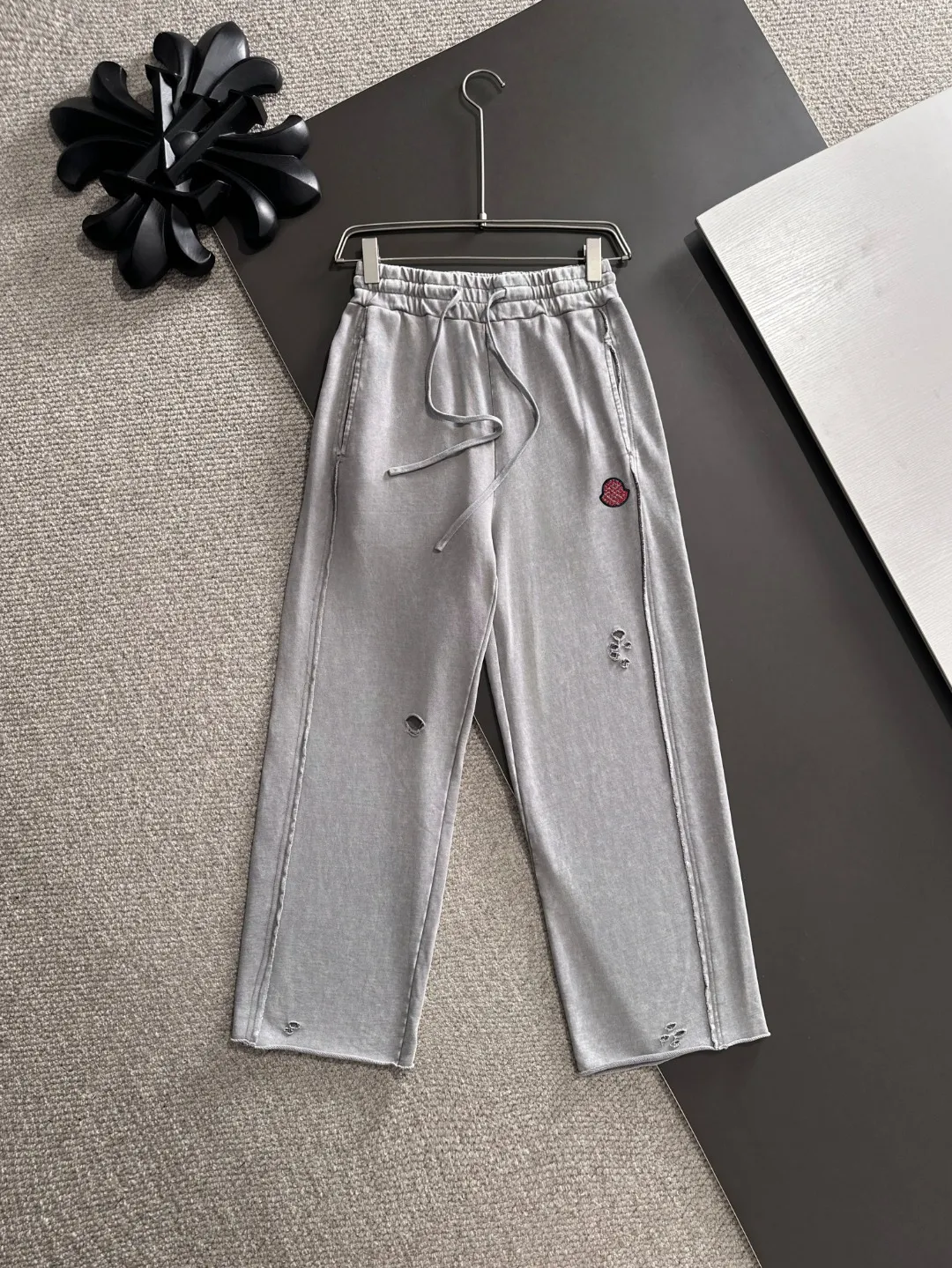 Next day shipment P360 MONCLER/Mongoose Exclusive first release of 25ss autumn and winter new high-quality trousers Compare real-life details at will A perfect choice for autumn and winter. A must-have item. Loose fit. Please refer to the size chart when placing an order: S to XL (or state your height and weight when placing an order)