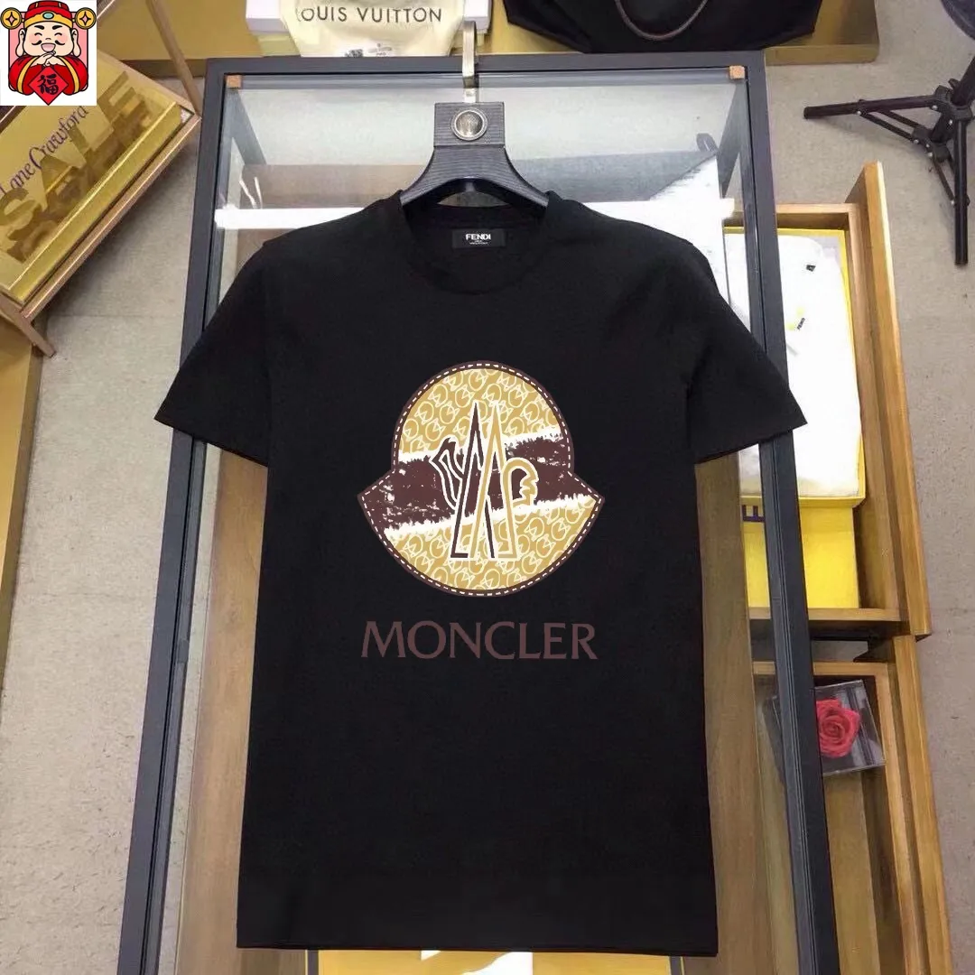 P320 [MONCLER Mouth Mouth] (Fat Man's Gospel) The same style as the 2025 official website. World-renowned luxury brand. Summer men's (double mercerized) high-quality 🐂 suit. It is made of imported original fabrics. It is a fashion trend of the season and a versatile hit. Simple and elegant, precise workmanship allows you to be at the top of fashion. Size: M-5XL (can be worn up to 220 pounds)