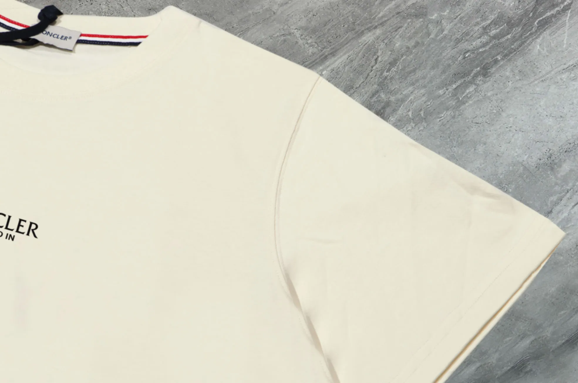 P140 💰Upgraded version "Mobile phone smart sensor ~ NFC chip armband ~ direct access to the official website for anti-counterfeiting" "Moncler ~ Mouth Mouth" 2025 new high-quality round neck short-sleeved T-shirt. The cuffs have imported embroidered labels. Customized dyeing, very comfortable to touch. Super versatile and good-looking short-sleeved. Complete with three labels. Non-market ordinary version. Feel free to compare. Quality is absolutely guaranteed! ‼ First of all, this original fabric is all custom-woven with 32-count double yarn fabric, 250G, and the weight is the same‼ Fine workmanship, double waistcoat method, double waistcoat method, double waistcoat method makes the whole dress more three-dimensional, which is not a craft that ordinary T-shirts can achieve🤪 Size: S-M-L-XL-2XL Color: black, white, apricot, same style for men and women