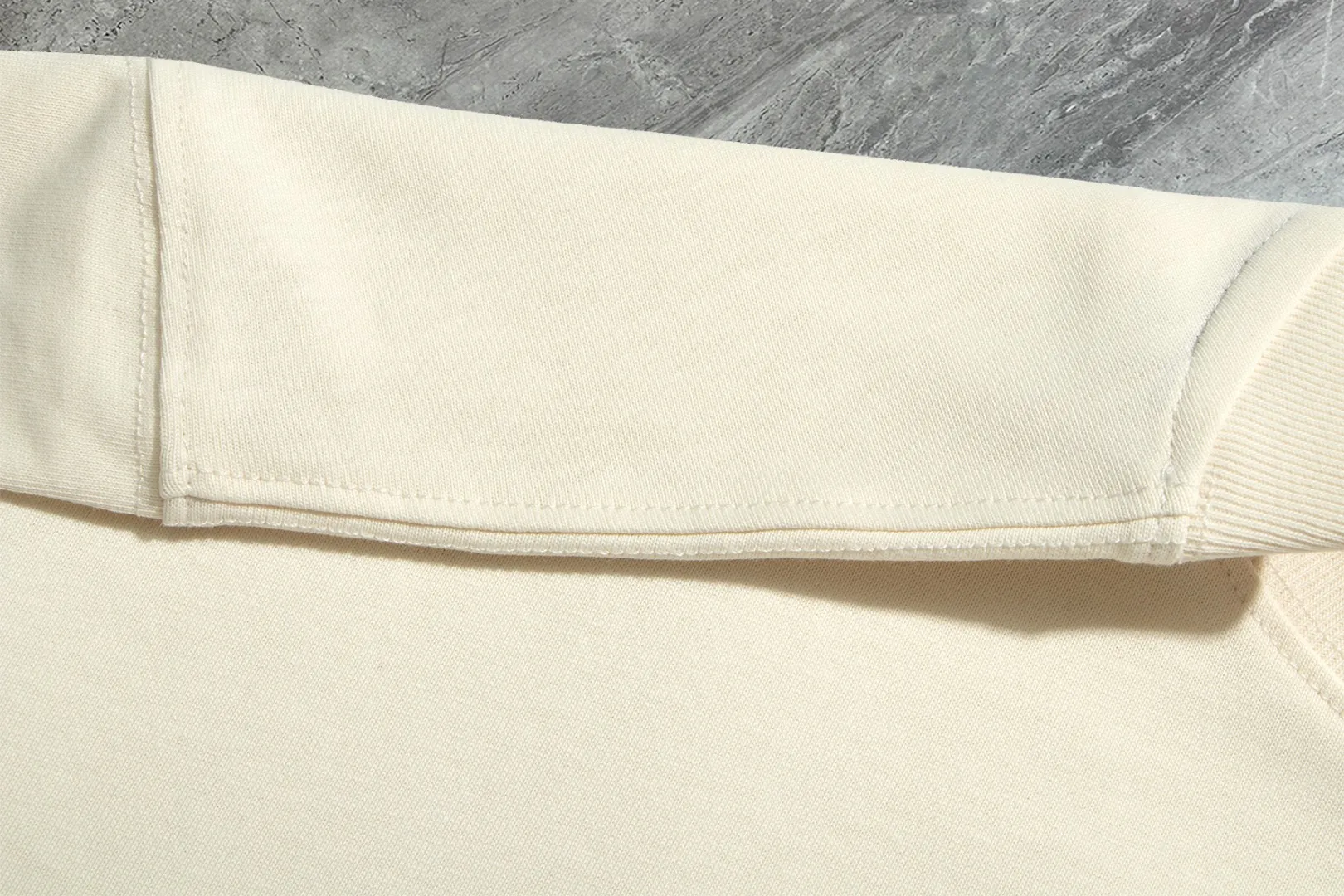 P140 💰Upgraded version "Mobile phone smart sensor ~ NFC chip armband ~ direct access to the official website for anti-counterfeiting" "Moncler ~ Mouth Mouth" 2025 new high-quality round neck short-sleeved T-shirt. The cuffs have imported embroidered labels. Customized dyeing, very comfortable to touch. Super versatile and good-looking short-sleeved. Complete with three labels. Non-market ordinary version. Feel free to compare. Quality is absolutely guaranteed! ‼ First of all, this original fabric is all custom-woven with 32-count double yarn fabric, 250G, and the weight is the same‼ Fine workmanship, double waistcoat method, double waistcoat method, double waistcoat method makes the whole dress more three-dimensional, which is not a craft that ordinary T-shirts can achieve🤪 Size: S-M-L-XL-2XL Color: black, white, apricot, same style for men and women