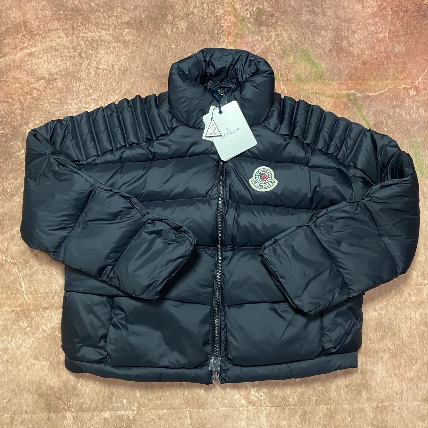 P1000 Moncler special grade down⬆️Moner x Cistopher Raxxy celebrity style 3D quilted zipper down jacket for men and women. This down is a men's and women's single product of the Moner x Cistopher Raxxy series. The decorative elements convey the design concept of the ladder of dreams. Actors Zhou Yutong and Wang Anyu passionately interpret the "Dream Staircase" design concept. This three-dimensional quilted down jacket is made of lightweight tear-resistant fabric and was created in collaboration with Cistopher Raxxy. This down jacket is inspired by a spiral staircase, with decorative elements that represent the winding steps of destiny. Details Made of lightweight ripstop fabric Fine ripstop lining Zippered opening and hidden pockets Windproof fly Zip closure Quilted patch, down-filled Co-branded felt logo patch size: 1.2.3.4