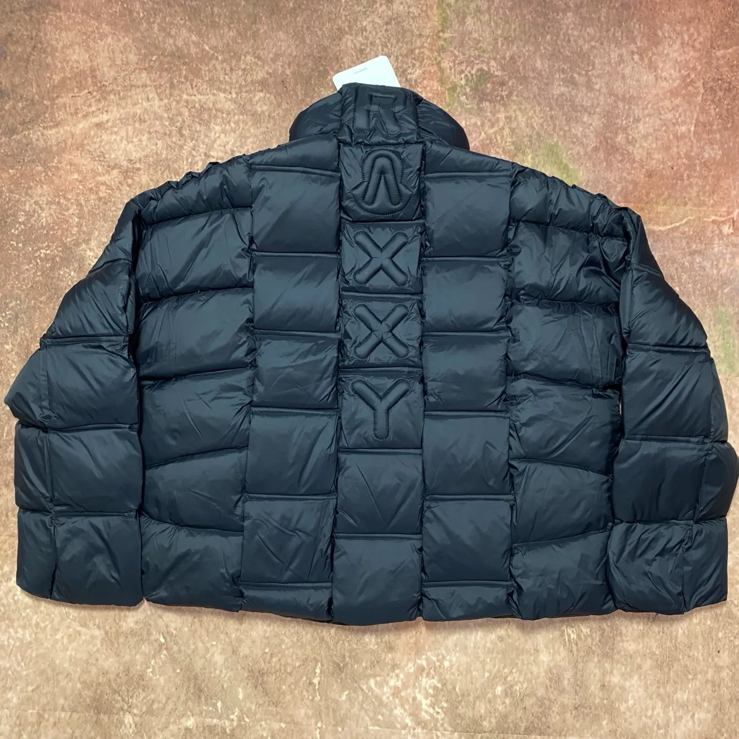 P1000 Moncler special grade down⬆️Moner x Cistopher Raxxy celebrity style 3D quilted zipper down jacket for men and women. This down is a men's and women's single product of the Moner x Cistopher Raxxy series. The decorative elements convey the design concept of the ladder of dreams. Actors Zhou Yutong and Wang Anyu passionately interpret the "Dream Staircase" design concept. This three-dimensional quilted down jacket is made of lightweight tear-resistant fabric and was created in collaboration with Cistopher Raxxy. This down jacket is inspired by a spiral staircase, with decorative elements that represent the winding steps of destiny. Details Made of lightweight ripstop fabric Fine ripstop lining Zippered opening and hidden pockets Windproof fly Zip closure Quilted patch, down-filled Co-branded felt logo patch size: 1.2.3.4