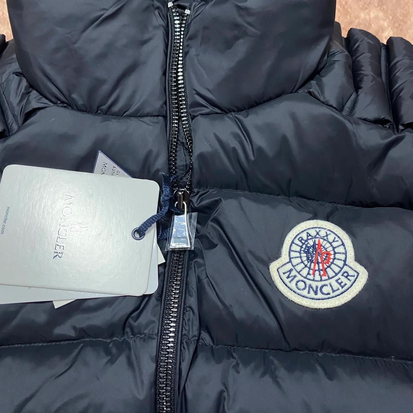 P1000 Moncler special grade down⬆️Moner x Cistopher Raxxy celebrity style 3D quilted zipper down jacket for men and women. This down is a men's and women's single product of the Moner x Cistopher Raxxy series. The decorative elements convey the design concept of the ladder of dreams. Actors Zhou Yutong and Wang Anyu passionately interpret the "Dream Staircase" design concept. This three-dimensional quilted down jacket is made of lightweight tear-resistant fabric and was created in collaboration with Cistopher Raxxy. This down jacket is inspired by a spiral staircase, with decorative elements that represent the winding steps of destiny. Details Made of lightweight ripstop fabric Fine ripstop lining Zippered opening and hidden pockets Windproof fly Zip closure Quilted patch, down-filled Co-branded felt logo patch size: 1.2.3.4