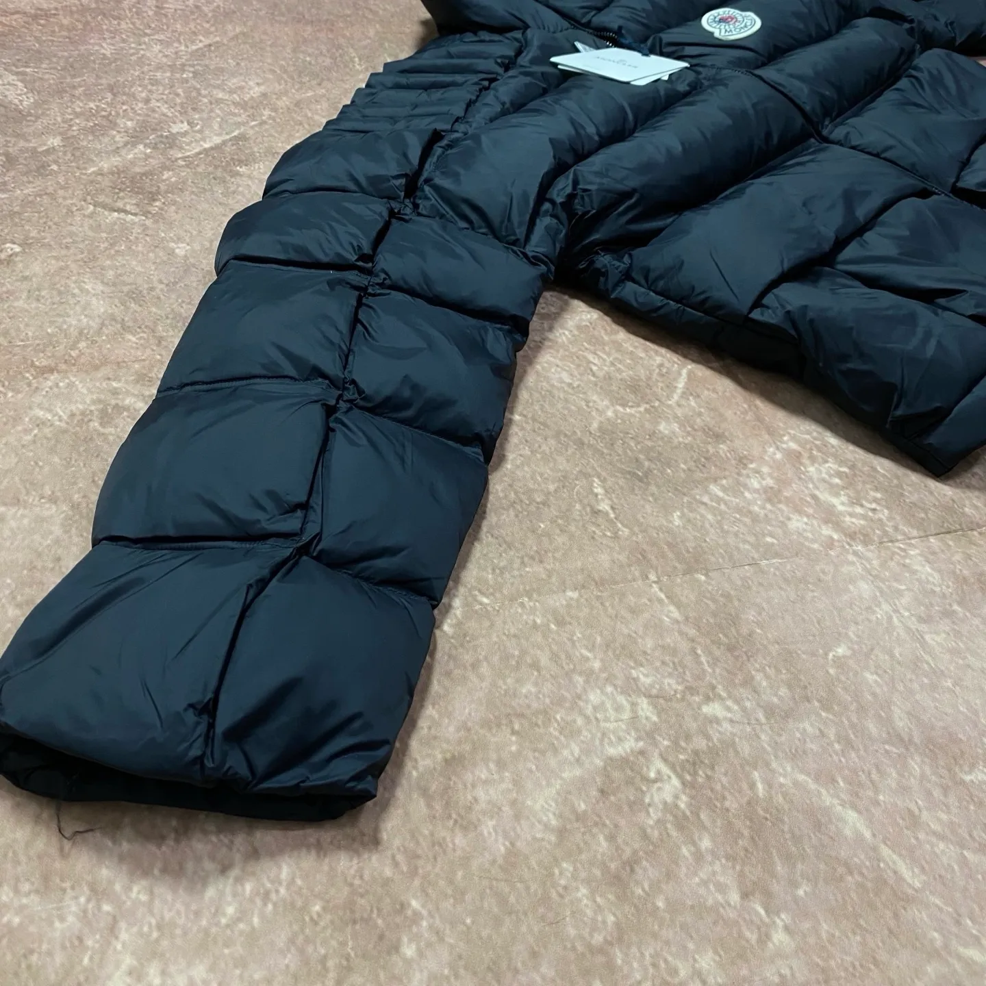 P1000 Moncler special grade down⬆️Moner x Cistopher Raxxy celebrity style 3D quilted zipper down jacket for men and women. This down is a men's and women's single product of the Moner x Cistopher Raxxy series. The decorative elements convey the design concept of the ladder of dreams. Actors Zhou Yutong and Wang Anyu passionately interpret the "Dream Staircase" design concept. This three-dimensional quilted down jacket is made of lightweight tear-resistant fabric and was created in collaboration with Cistopher Raxxy. This down jacket is inspired by a spiral staircase, with decorative elements that represent the winding steps of destiny. Details Made of lightweight ripstop fabric Fine ripstop lining Zippered opening and hidden pockets Windproof fly Zip closure Quilted patch, down-filled Co-branded felt logo patch size: 1.2.3.4