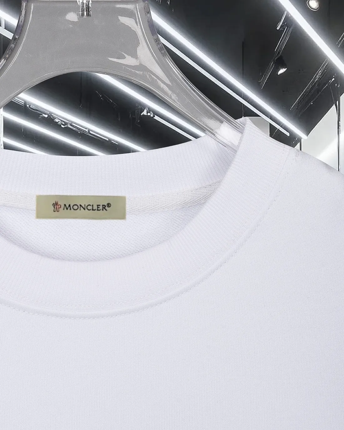 P220 (shipped the next day) MONCLER/Mask 2025Fw new autumn and winter style 400g pullover round neck long-sleeved sweatshirt Customized small leather stamp on the chest with letter logo on the back embossed process Same style for men and women Brand classic Pure cotton fabric Official synchronization High version High quality Fashion personality Versatile trend Pure original quality Original fabric Hang tag Collar label Washed wheat Complete three labels Color: Black. White. Size: S-XL