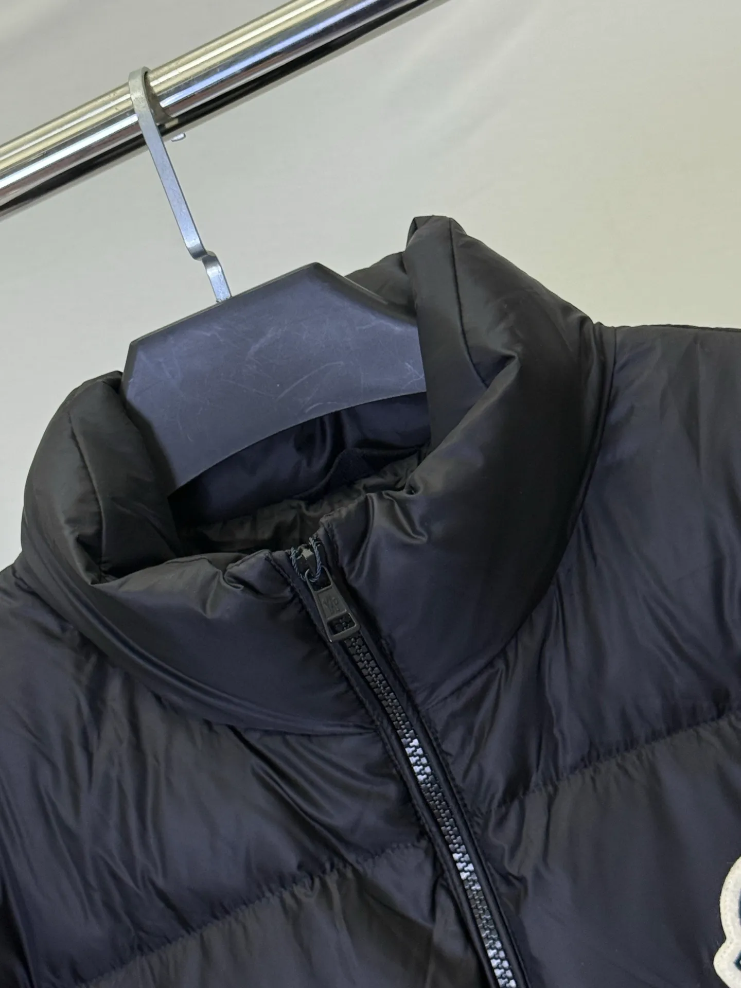P970 💕Winter luxury shirt: Moncler stand collar down jacket] Who knows! This Citala series down jacket with a mouth is welded to the body with a "high-end sense of relaxation" 👇 • Stunning appearance: Black brings a low-key elegance, classic quilting + iconic logo, luxury brand texture hidden in the low-key, can be worn by men and women to create a relaxed and fashionable feeling • Life-saving warmth: fluffy and stuffed velvet covers the whole body, and the stand-up collar warms even the neck. Wrap it up when going out in winter, and the cold wind will be directly bypassed. Wear it to the extreme: Slim fit without being bulky, suitable for wearing with sweaters/sweaters/turtlenecks, suitable for commuting, dating, and shopping. Wearing it as a couple can also unlock the "low-key couple outfit". The dignity and warmth in winter can be achieved in one piece! Size M-3XL