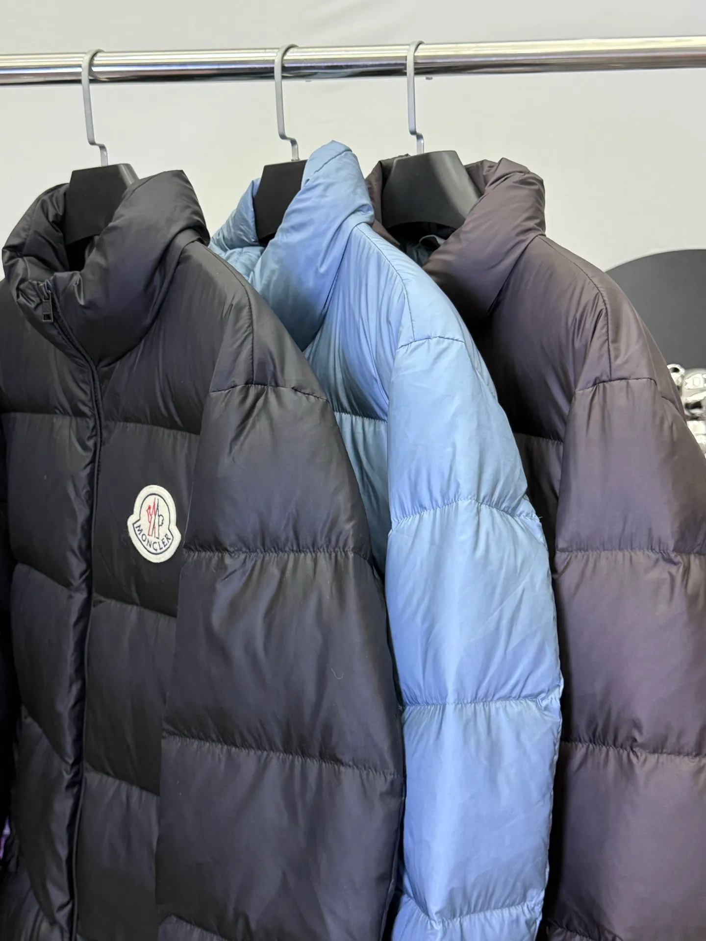P970 💕Winter luxury shirt: Moncler stand collar down jacket] Who knows! This Citala series down jacket with a mouth is welded to the body with a "high-end sense of relaxation" 👇 • Stunning appearance: Black brings a low-key elegance, classic quilting + iconic logo, luxury brand texture hidden in the low-key, can be worn by men and women to create a relaxed and fashionable feeling • Life-saving warmth: fluffy and stuffed velvet covers the whole body, and the stand-up collar warms even the neck. Wrap it up when going out in winter, and the cold wind will be directly bypassed. Wear it to the extreme: Slim fit without being bulky, suitable for wearing with sweaters/sweaters/turtlenecks, suitable for commuting, dating, and shopping. Wearing it as a couple can also unlock the "low-key couple outfit". The dignity and warmth in winter can be achieved in one piece! Size M-3XL