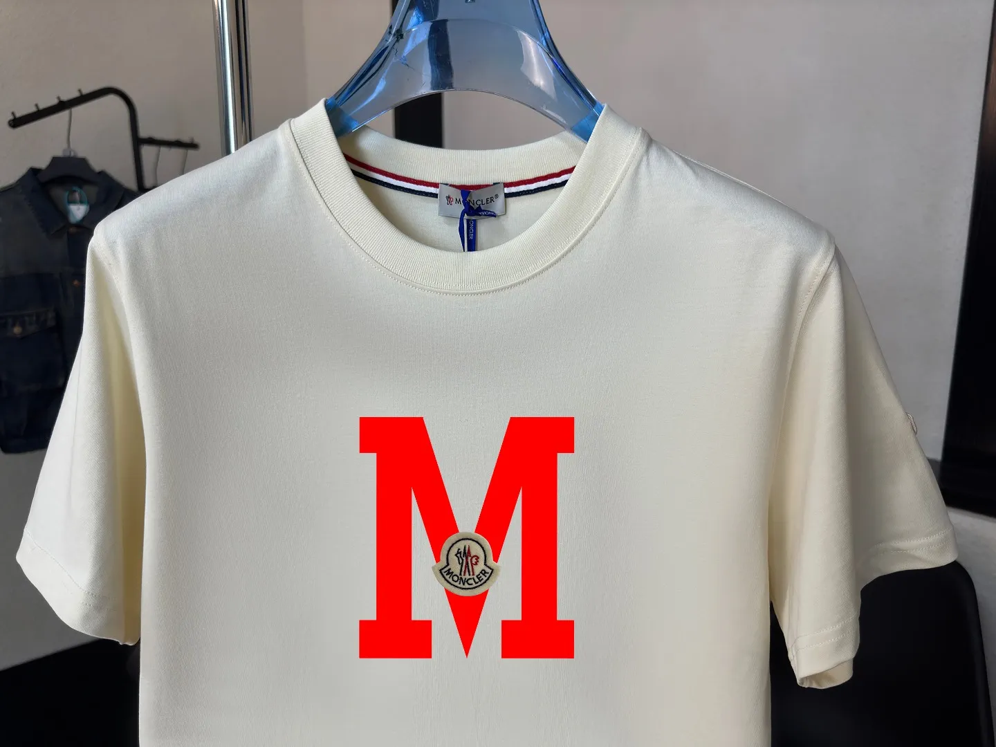 P140 Upgraded version "Mobile phone smart sensor ~ NFC chip armband ~ Direct access to the official website for anti-counterfeiting" "Moncler ~ Mouth Mouth" 2025 new high-quality round neck short-sleeved T-shirt. The cuffs have imported embroidered labels. Customized dyeing, very comfortable to touch. Super versatile and good-looking short-sleeved. Complete with three labels. Non-market ordinary version. Feel free to compare. Quality is absolutely guaranteed! ‼ First of all, this original fabric is all custom-woven with 32-count double yarn fabric, 250G, and the weight is the same‼ Fine workmanship, double waistcoat method, double waistcoat method, double waistcoat method makes the whole dress more three-dimensional, which is not a craft that ordinary T-shirts can achieve🤪 Size: S-M-L-XL-2XL Color: black, white, apricot, same style for men and women