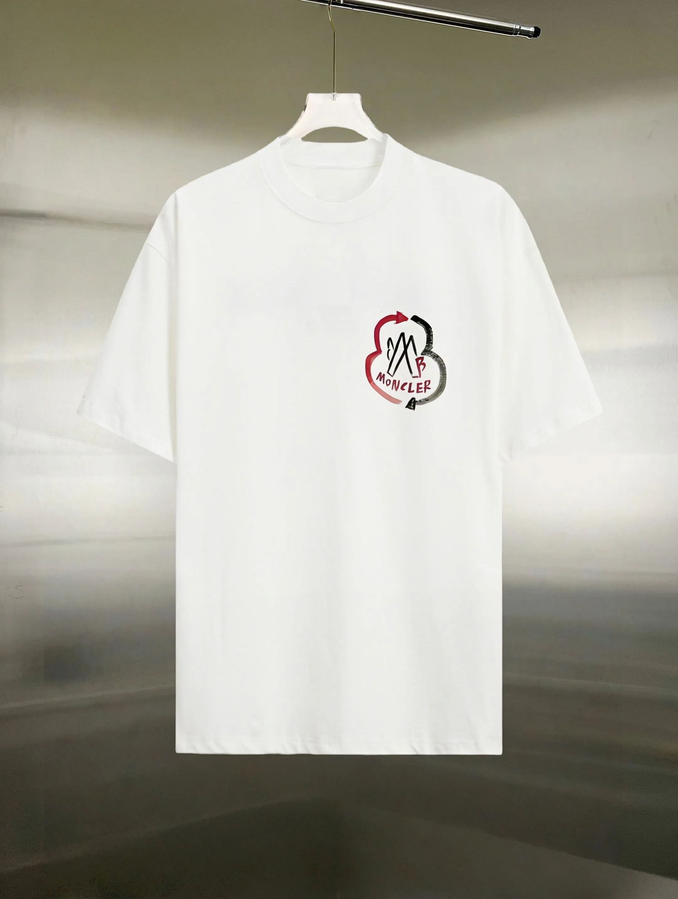 P130 Style: Moncler/muzzled short-sleeved T-shirt Fabric: 300g double yarn 100% cotton Rib: 320g Solona Process: Printing Color: White Black Size: S M L XL XXL No gender distinction, same style for men and women