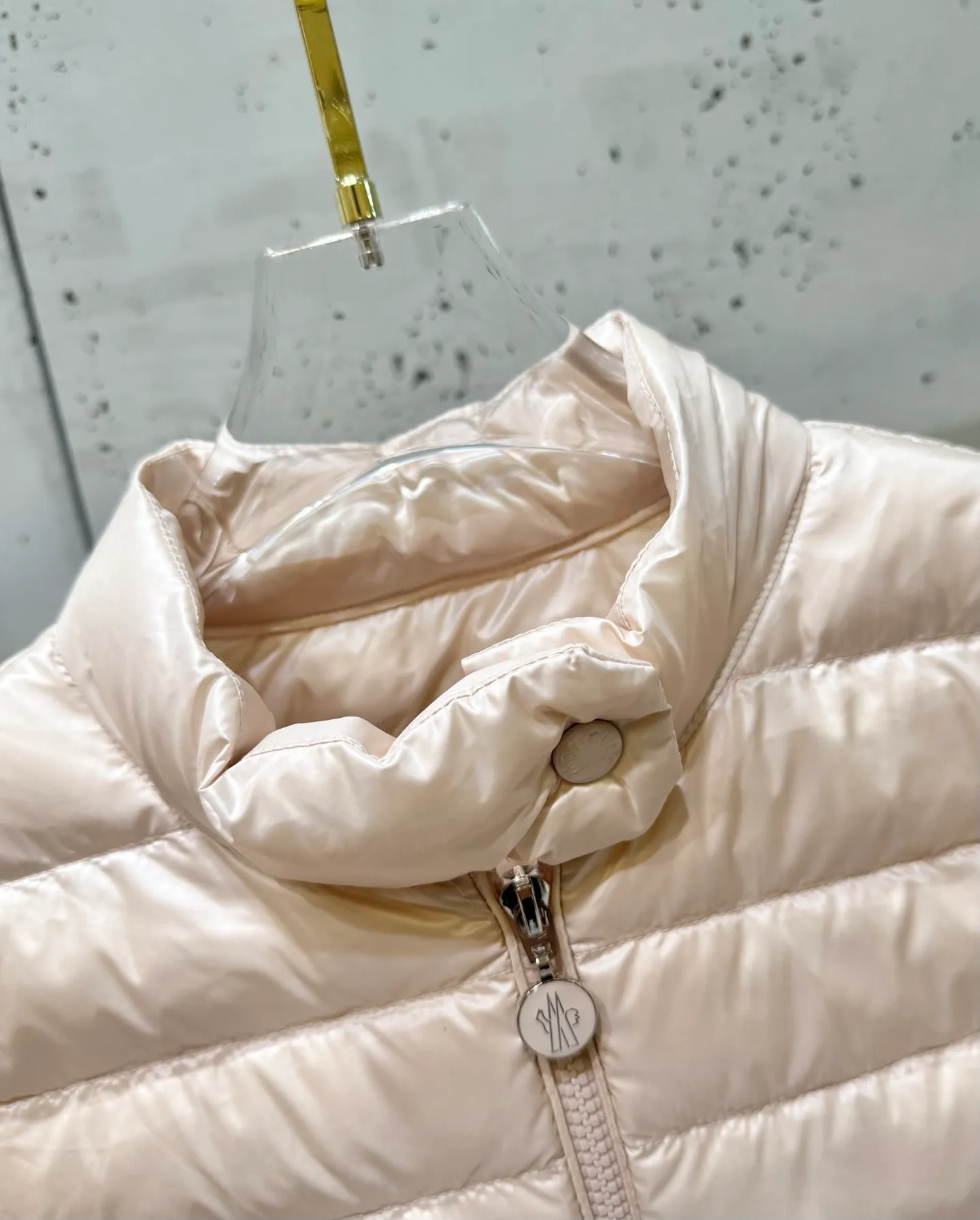 P720 Moncler 25 new lgelle lightweight stand-up collar short down jacket, with classic quilting design to outline a slim silhouette. The stand-up collar details enhance the temperament, while being light and warm. Wear it as a layer during spring or winter, and you can easily weather the changing weather in one piece. Choose from three colors to suit your style: low-key black, pure white, and gentle nude—three high-end tones, suitable for different occasions and styles. The short cut lengthens the proportion, and even a small person can wear it with long legs! The choice of quality: duck down filling, which has both fluffiness and warmth, is light and weightless. Every detail shows craftsmanship. Color: black, pink, and white. Size: 1 2 3 4
