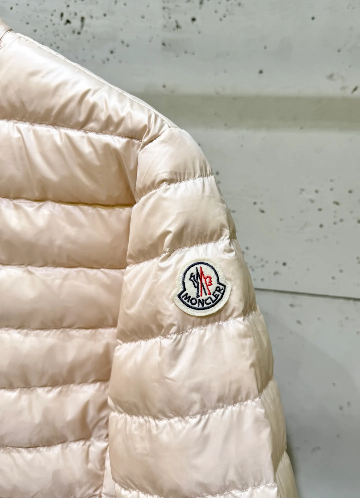 P720 Moncler 25 new lgelle lightweight stand-up collar short down jacket, with classic quilting design to outline a slim silhouette. The stand-up collar details enhance the temperament, while being light and warm. Wear it as a layer during spring or winter, and you can easily weather the changing weather in one piece. Choose from three colors to suit your style: low-key black, pure white, and gentle nude—three high-end tones, suitable for different occasions and styles. The short cut lengthens the proportion, and even a small person can wear it with long legs! The choice of quality: duck down filling, which has both fluffiness and warmth, is light and weightless. Every detail shows craftsmanship. Color: black, pink, and white. Size: 1 2 3 4