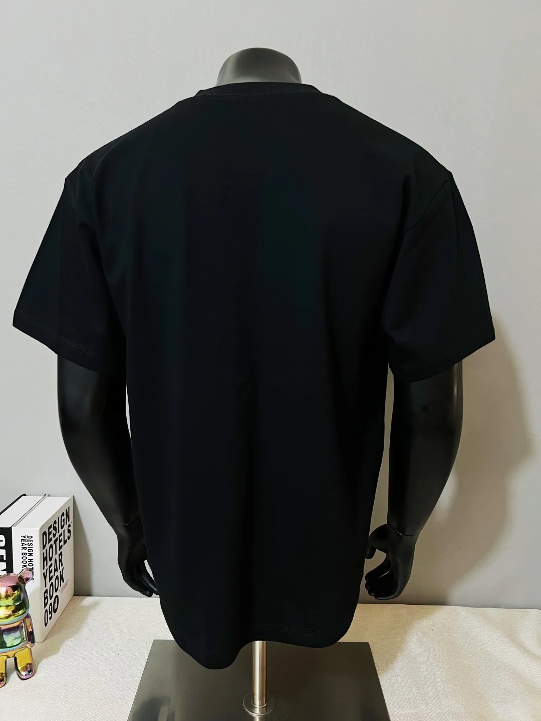 P140 MONCLER is new, 26ss spring and summer new style, official synchronized 1952 wheat ear logo large logo printed short-sleeved T-shirt, details are correct to official version, logo size is strictly controlled , standard size, details are in sync with the official version; 240g double yarn 100% cotton fabric is selected, imported woven thread, the neckline is boned to prevent deformation, washed at high temperature at the factory, the fabric is soft and breathable, does not shrink and prevent deformation, NCF washed mark identification, details are in place and the upper body is good-looking, European size version, loose and suitable, the same color as the official website: black, size XS-L (L size can wear 200 pounds)