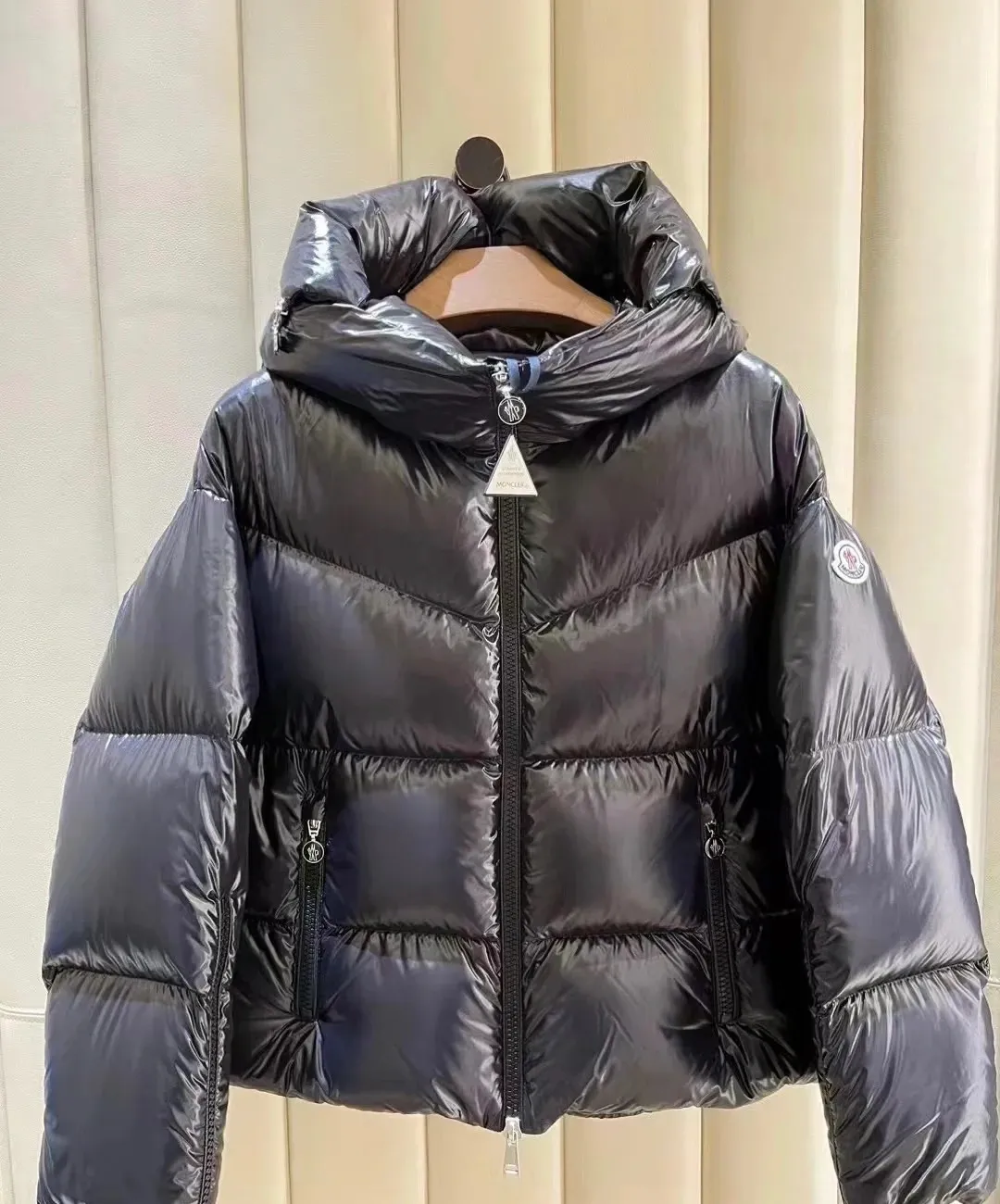 P1100 Moncler Huppe counter real shot for reference. The filling is super full. You can feel it when you get it. Close your eyes and take it in.