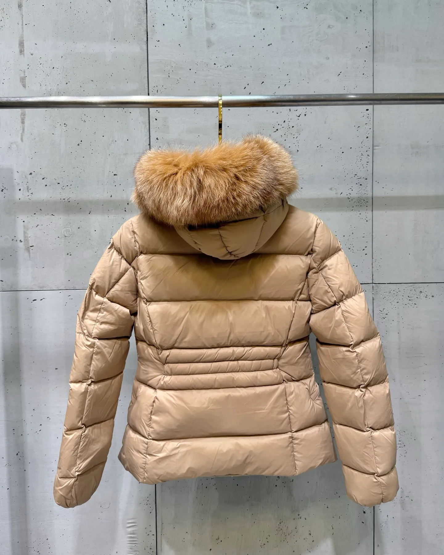P1040 Moncler Boed short women's down jacket 🌟 The Boed down jacket is designed with a feminine silhouette and is equipped with a delicate belt to create a sophisticated and elegant winter look. This hooded down jacket is made from longue saison fabric and features a luxurious, rich fox fur collar. Cold protection and beauty coexist, black, white, coffee and military green, size 1234