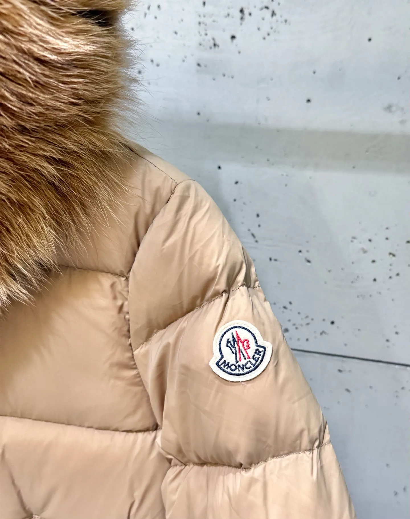 P1040 Moncler Boed short women's down jacket 🌟 The Boed down jacket is designed with a feminine silhouette and is equipped with a delicate belt to create a sophisticated and elegant winter look. This hooded down jacket is made from longue saison fabric and features a luxurious, rich fox fur collar. Cold protection and beauty coexist, black, white, coffee and military green, size 1234