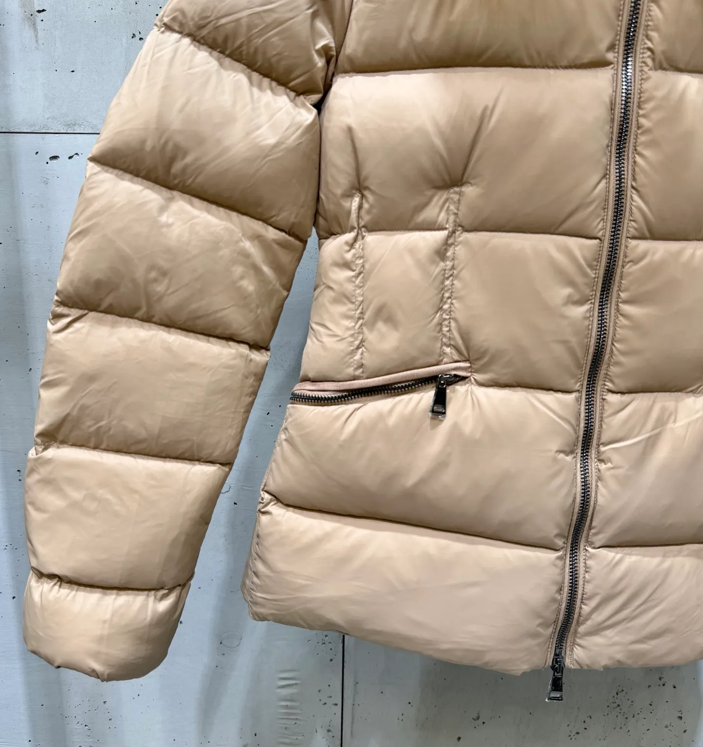 P1040 Moncler Boed short women's down jacket 🌟 The Boed down jacket is designed with a feminine silhouette and is equipped with a delicate belt to create a sophisticated and elegant winter look. This hooded down jacket is made from longue saison fabric and features a luxurious, rich fox fur collar. Cold protection and beauty coexist, black, white, coffee and military green, size 1234