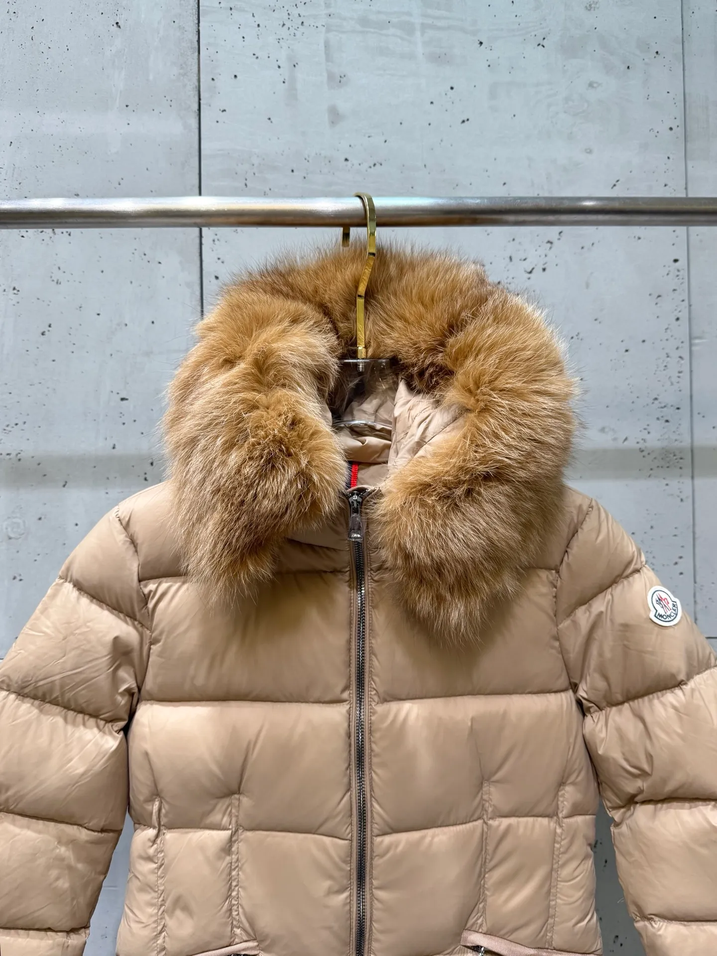 P1040 Moncler Boed short women's down jacket 🌟 The Boed down jacket is designed with a feminine silhouette and is equipped with a delicate belt to create a sophisticated and elegant winter look. This hooded down jacket is made from longue saison fabric and features a luxurious, rich fox fur collar. Cold protection and beauty coexist, black, white, coffee and military green, size 1234