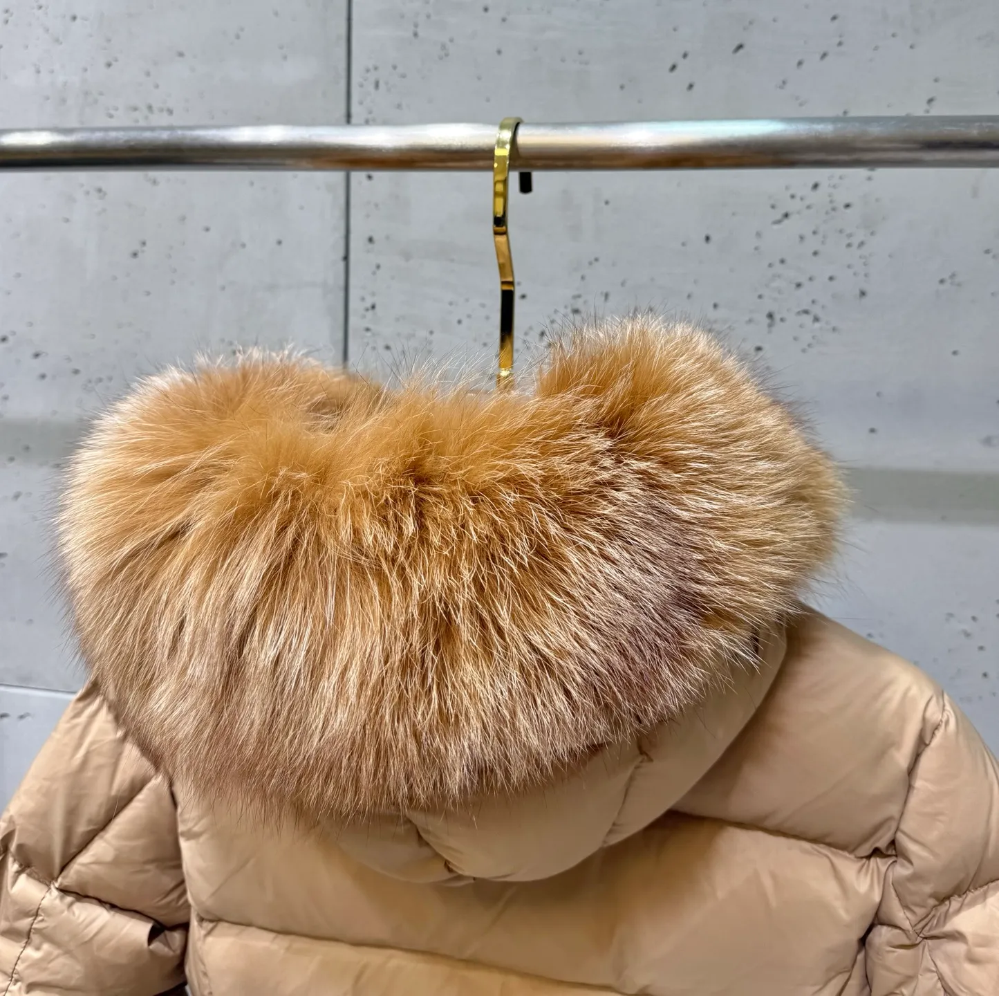 P1040 Moncler Boed short women's down jacket 🌟 The Boed down jacket is designed with a feminine silhouette and is equipped with a delicate belt to create a sophisticated and elegant winter look. This hooded down jacket is made from longue saison fabric and features a luxurious, rich fox fur collar. Cold protection and beauty coexist, black, white, coffee and military green, size 1234