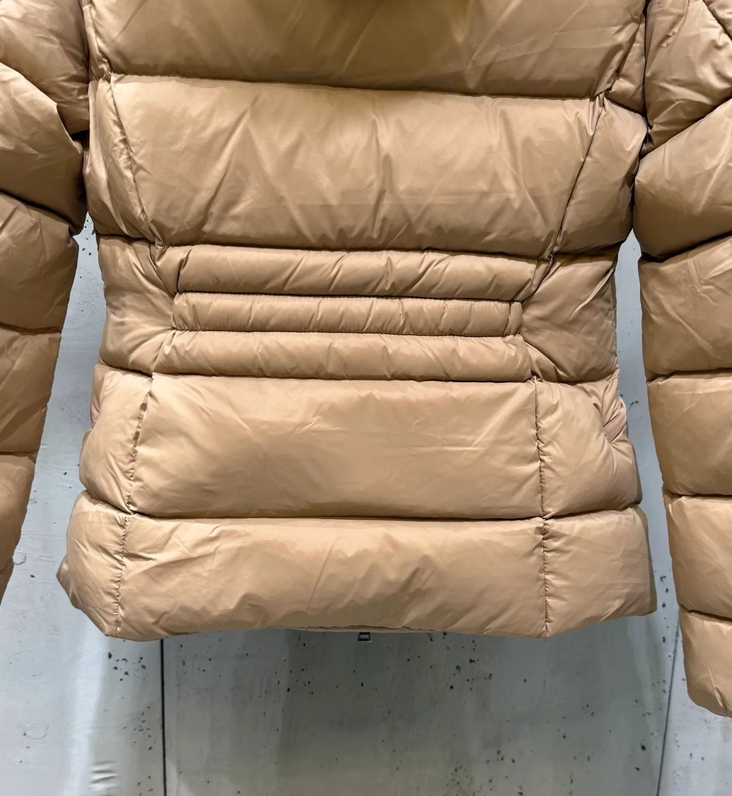 P1040 Moncler Boed short women's down jacket 🌟 The Boed down jacket is designed with a feminine silhouette and is equipped with a delicate belt to create a sophisticated and elegant winter look. This hooded down jacket is made from longue saison fabric and features a luxurious, rich fox fur collar. Cold protection and beauty coexist, black, white, coffee and military green, size 1234